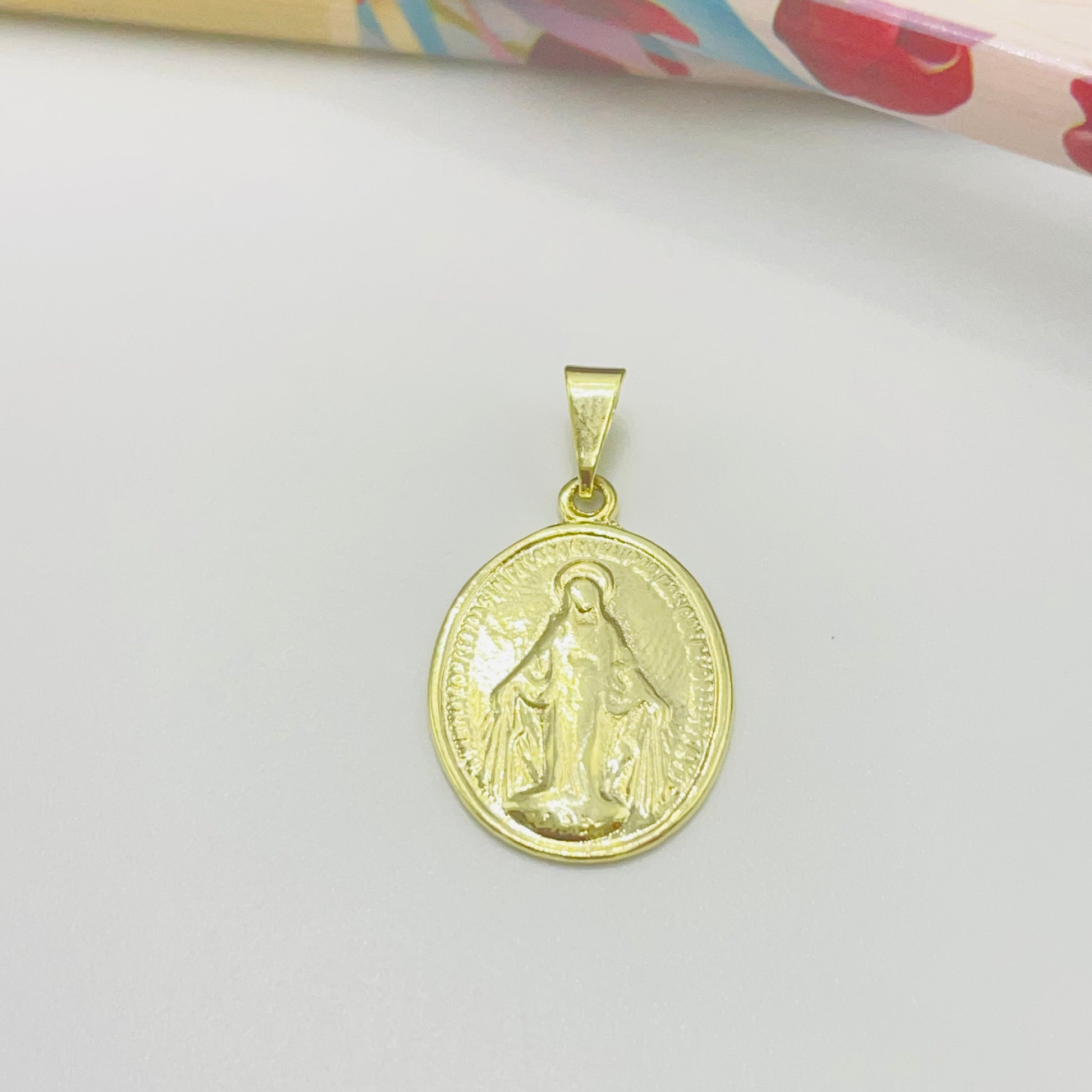 FO965 Colgante Virgen de los Milagros Ovalada 20x15 mm más argollita Figura Baño Oro Figuras Bañadas hecho de Bronce Bañado en Oro 18K Joyas Bañadas en Oro