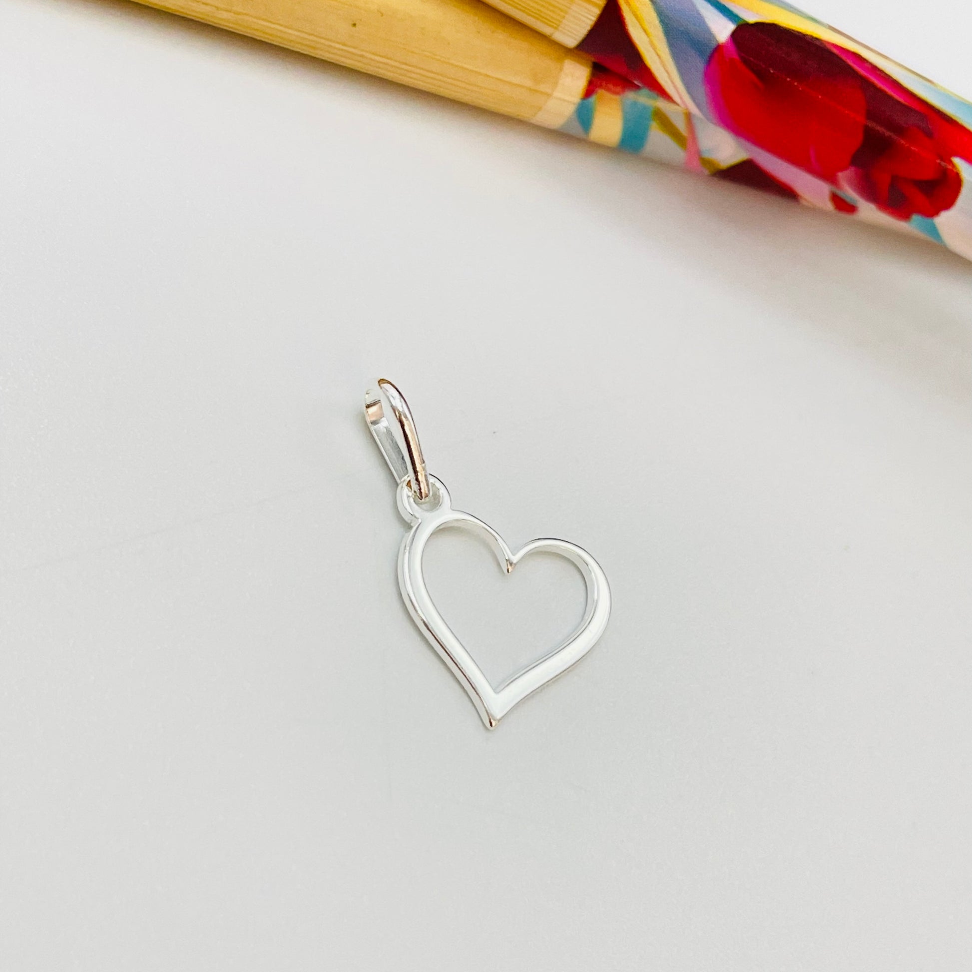 FP1084 Colgante Corazón Calado 12 x 12 mm más valier Espesor 1 mm Figura Baño Plata Figuras Bañadas hecho de Bronce Bañado en Plata 50 ml Joyas Bañadas en Plata