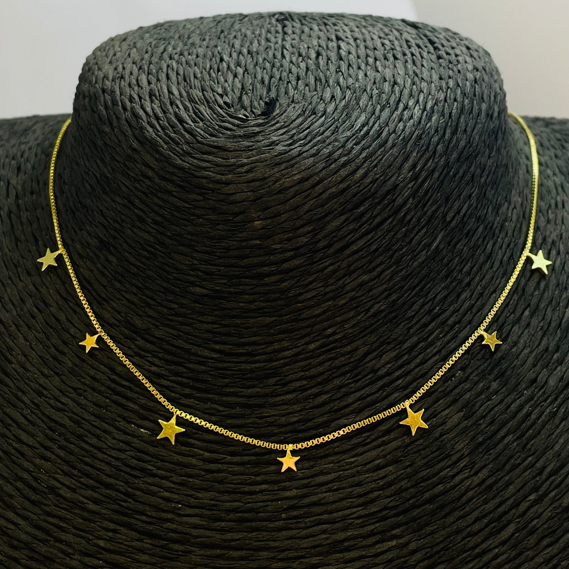 CO192 Collar con 7 Estrellas 4 de 5 mm y 3 de 4 mm Cadena Veneciana 1 mm Largo 40 cm más extensor de 5 cm Collar Terminado Baño Oro Cadenas Bañadas hecho de Bronce Bañado en Oro 18K Joyas Bañadas en Oro