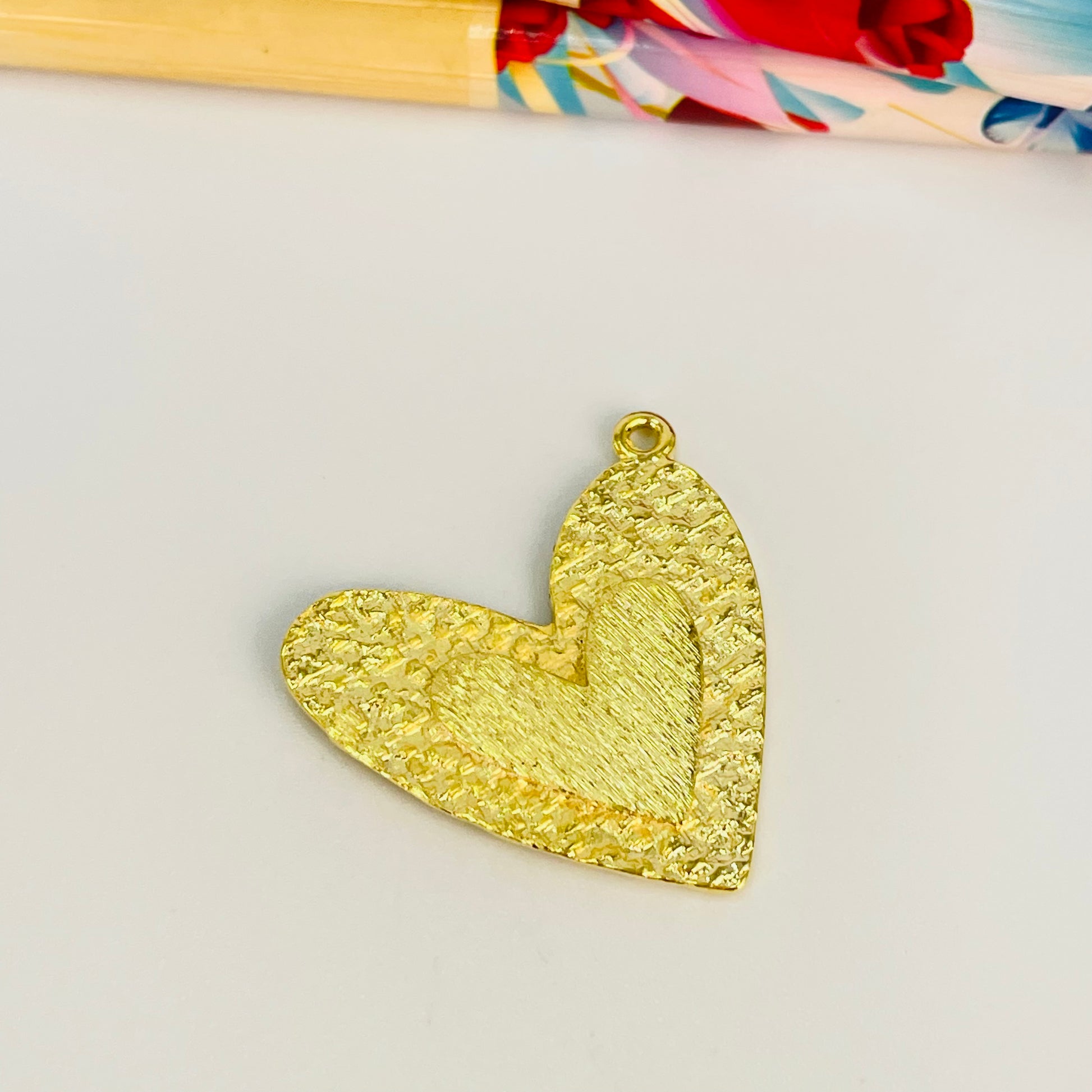 FO1078 Colgante Corazón borde martelado y en el centro corazón en relieve G 30 x 28 mm más argollita Espesor 1.2 mm Figura Baño Oro Figuras Bañadas hecho de Bronce Bañado en Oro 18K Joyas Bañadas en Oro