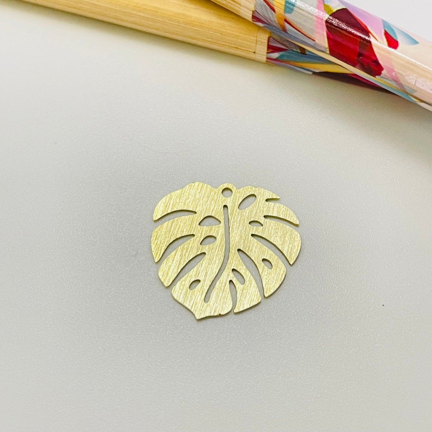 FO1112 Colgante Calado Lijado Monstera S 20 x 20 mm Espesor 0.8 mm Figura Baño Oro Figuras Bañadas hecho de Bronce Bañado en Oro 18K Joyas Bañadas en Oro