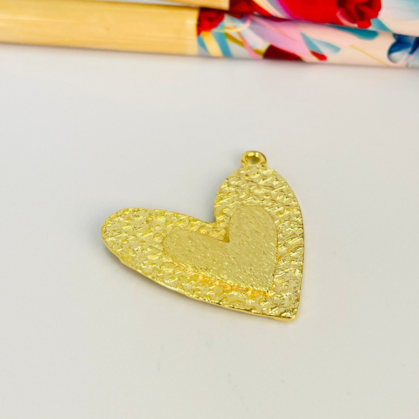 FO1078 Colgante Corazón borde martelado y en el centro corazón en relieve G 30 x 28 mm más argollita Espesor 1.2 mm Figura Baño Oro Figuras Bañadas hecho de Bronce Bañado en Oro 18K Joyas Bañadas en Oro