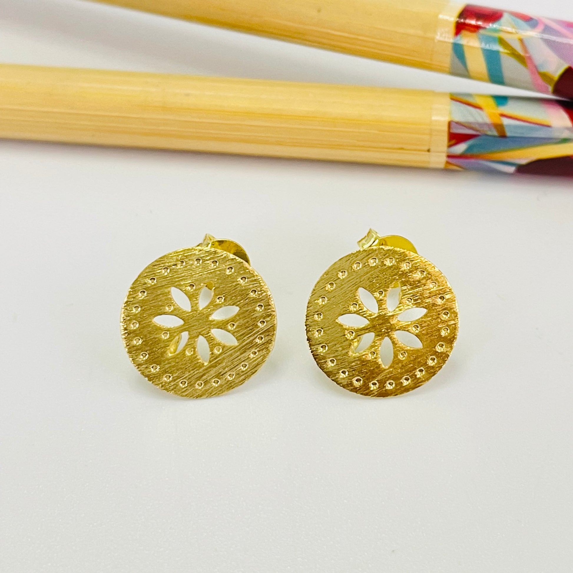 BO95 Base Aro Calada Lijada Flor 7 pétalos central calada y borde con puntos estampados diá. 13 mm Espesor 0.8 mm Argolla posterior Base de Aro Baño Oro Base de Aro hecho de Bronce Bañado en Oro 18K Joyas Bañadas en Oro