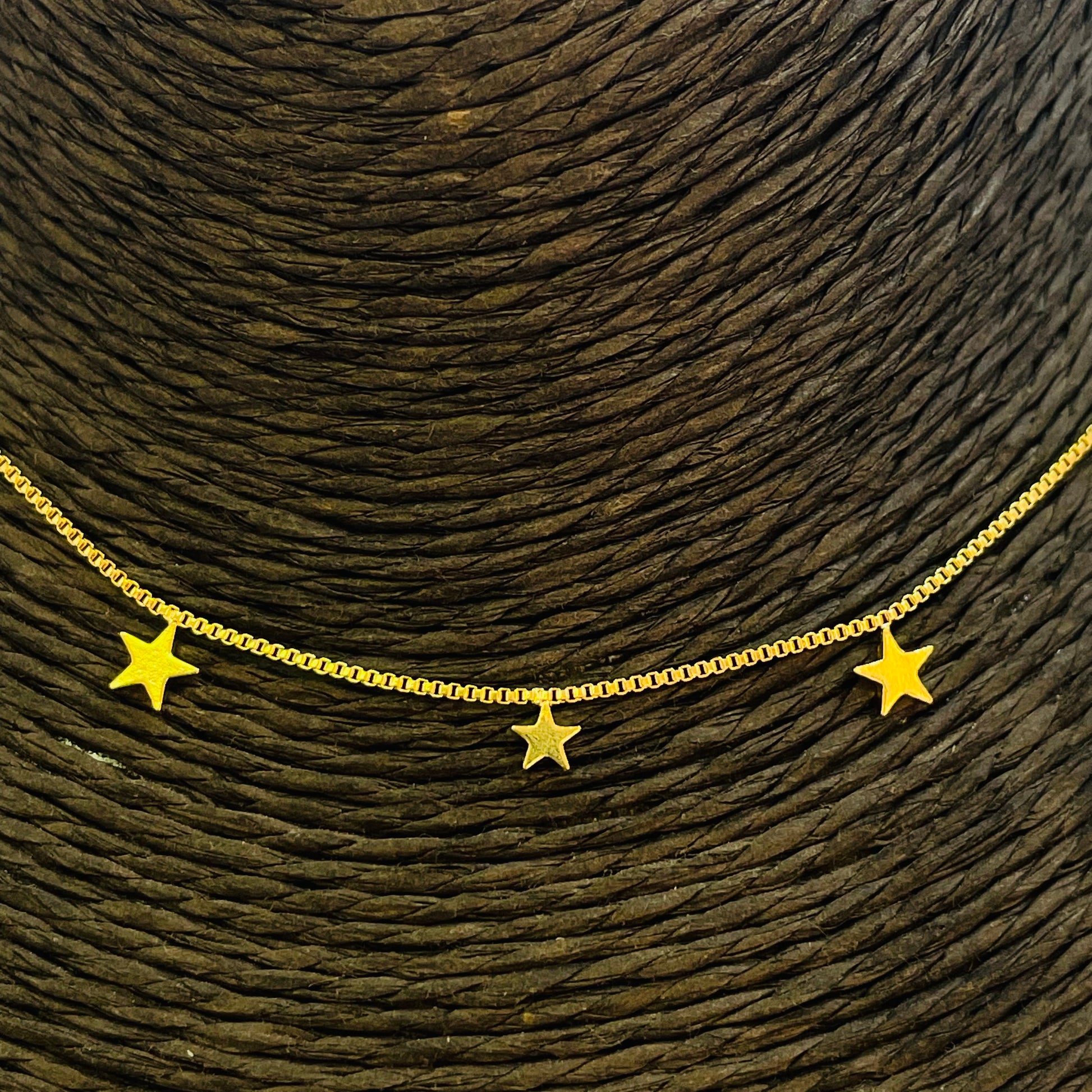 CO192 Collar con 7 Estrellas 4 de 5 mm y 3 de 4 mm Cadena Veneciana 1 mm Largo 40 cm más extensor de 5 cm Collar Terminado Baño Oro Cadenas Bañadas hecho de Bronce Bañado en Oro 18K Joyas Bañadas en Oro