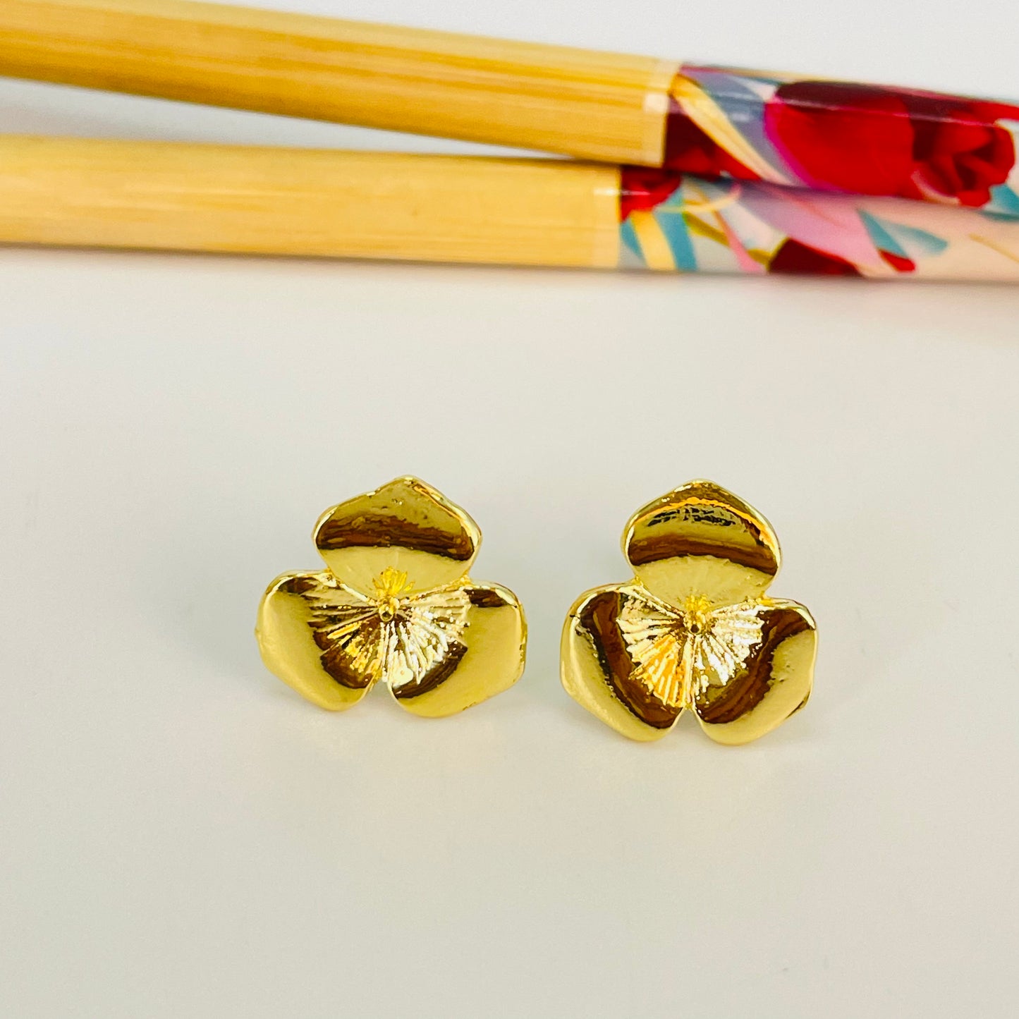 XO386 Aro Flor 3 Pétalos 19 mm Espesor 1.2 mm Aro Baño Oro Aros Bañados hecho de Bronce Bañado en Oro 18K Joyas Bañadas en Oro