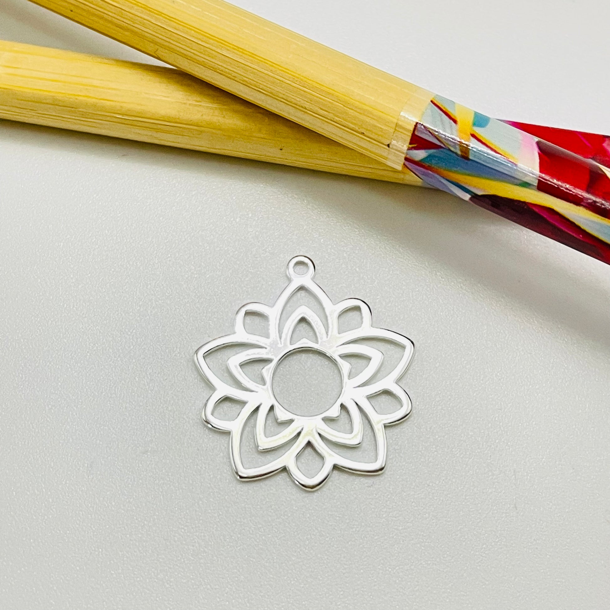 FP1102 Colgante Tipo Mandala Flor Calada diá. 20 mm más argollita espesor 1 mm Figura Baño Plata Figuras Bañadas hecho de Bronce Bañado en Plata 50 ml Joyas Bañadas en Plata