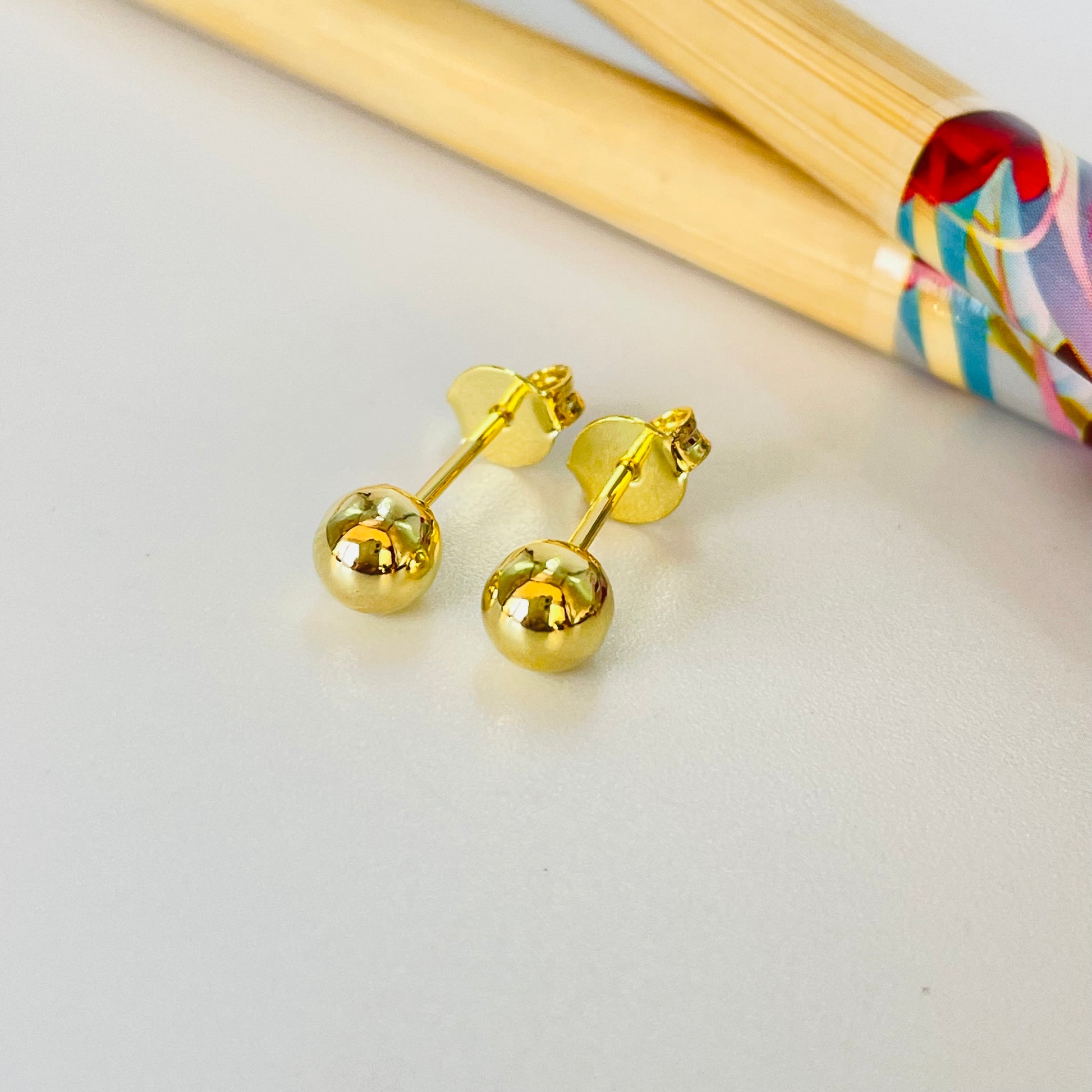 XO410 Aro Bolita Diá. 5 mm Aro Baño Oro Aros Bañados hecho de Bronce Bañado en Oro 18K Joyas Bañadas en Oro