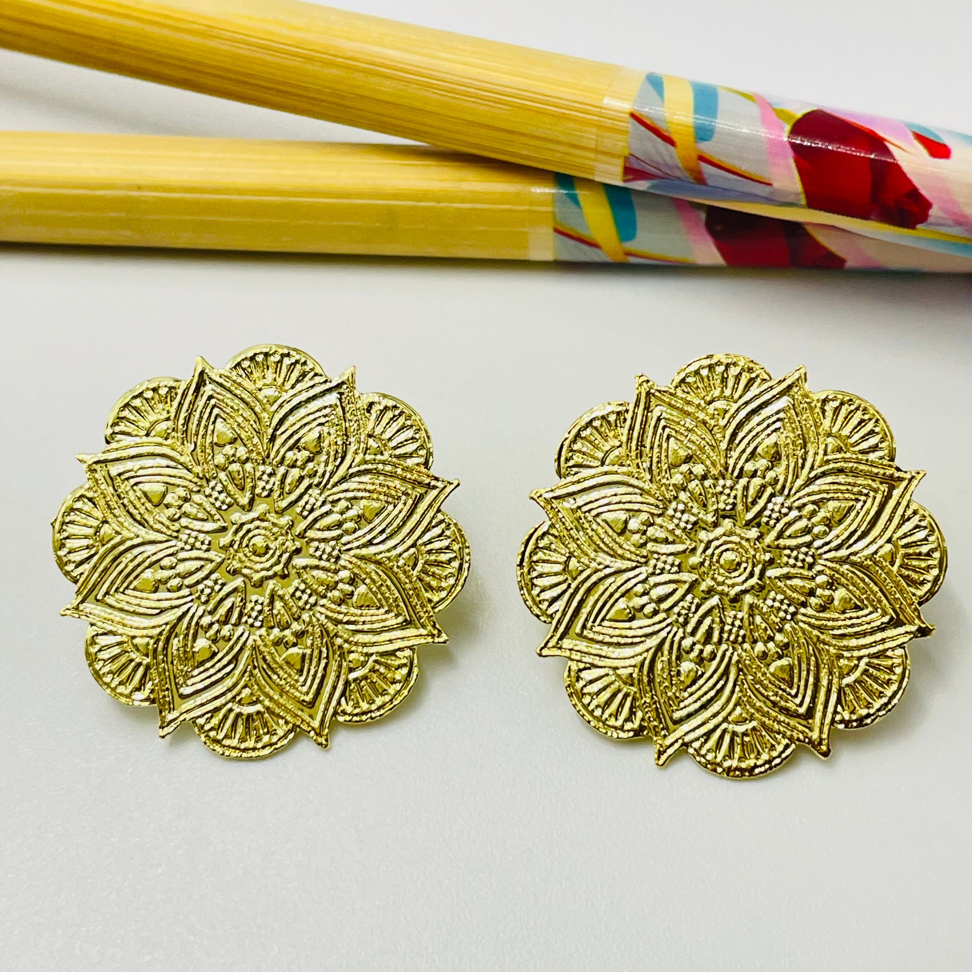 Joyas por Mayor Joyas Bañadas en Oro por Mayor Insumos para Joyas XO460 Aro Redondo Mandala en relieve diá. 25 mm Espesor 0.6 mm Aro Baño Oro