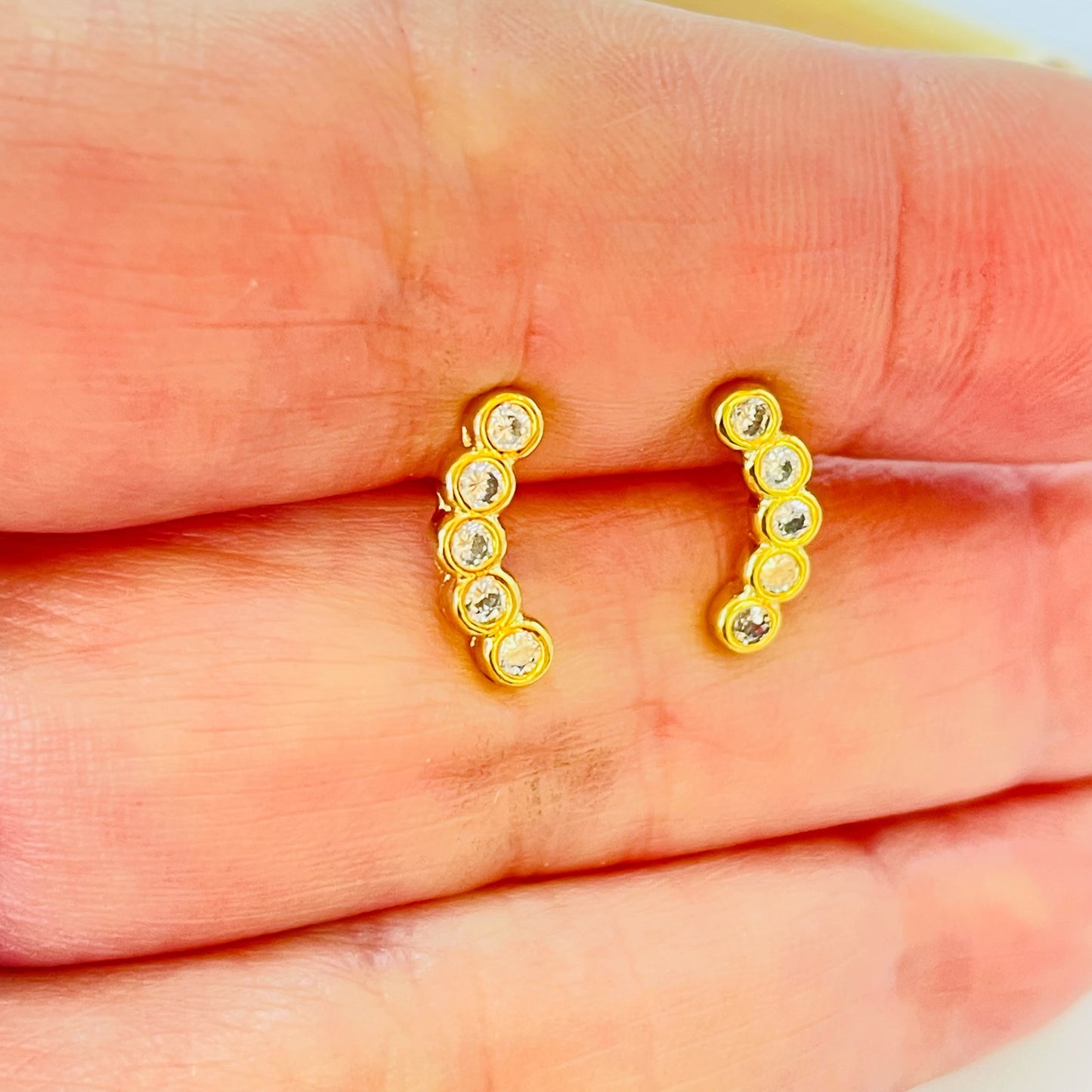 Joyas por Mayor Joyas Bañadas en Oro por Mayor Insumos para Joyas XO541 Aro Palito Semi Curvo fila de 5 mini circones Diá. 3 mm con bisel 11.5 x 3 mm Espesor 2 mm Aro Baño Oro