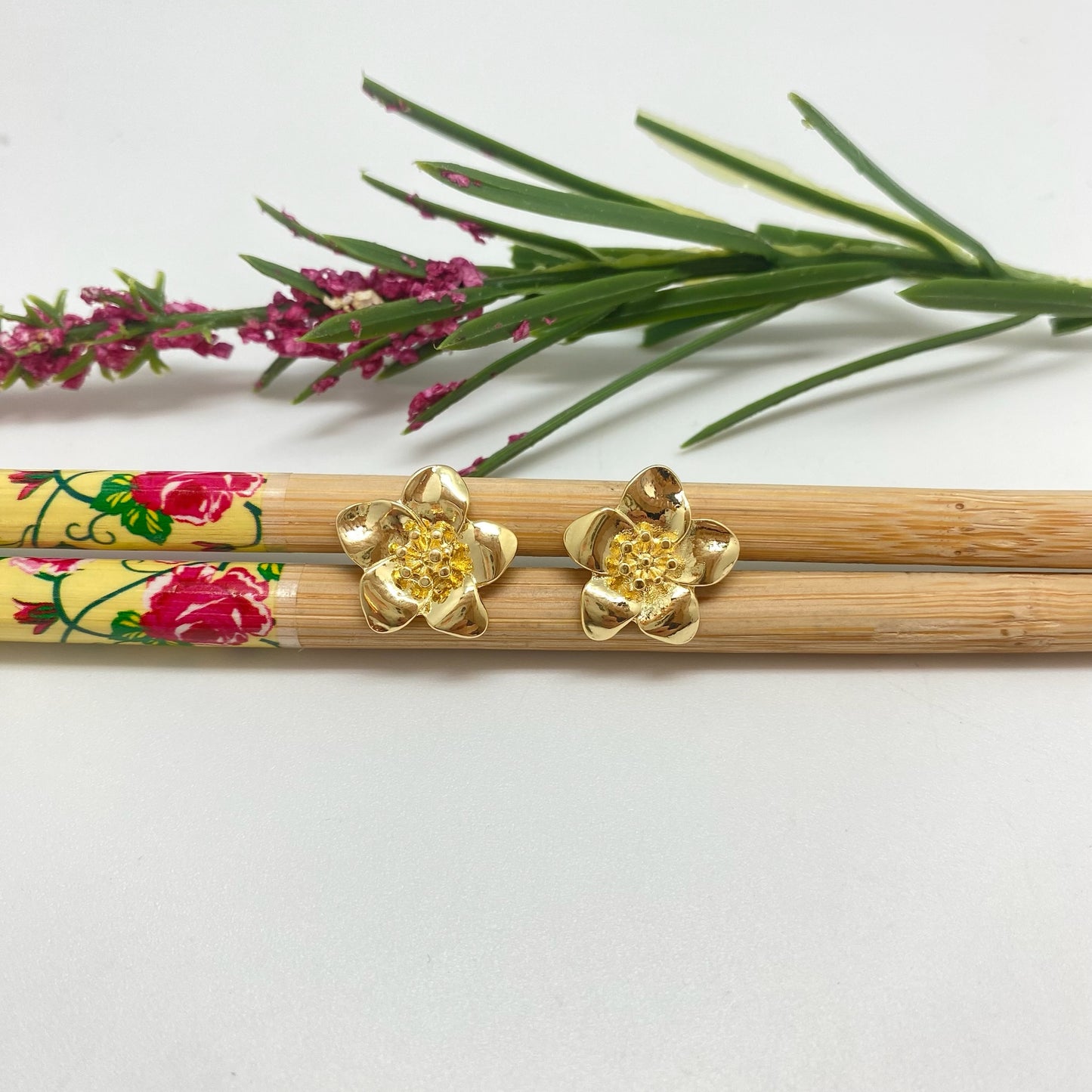 XO414 Aro flor 5 pétalos con pistilos 15 mm Aro Baño Oro Aros Bañados hecho de Bronce Bañado en Oro 18K Joyas Bañadas en Oro