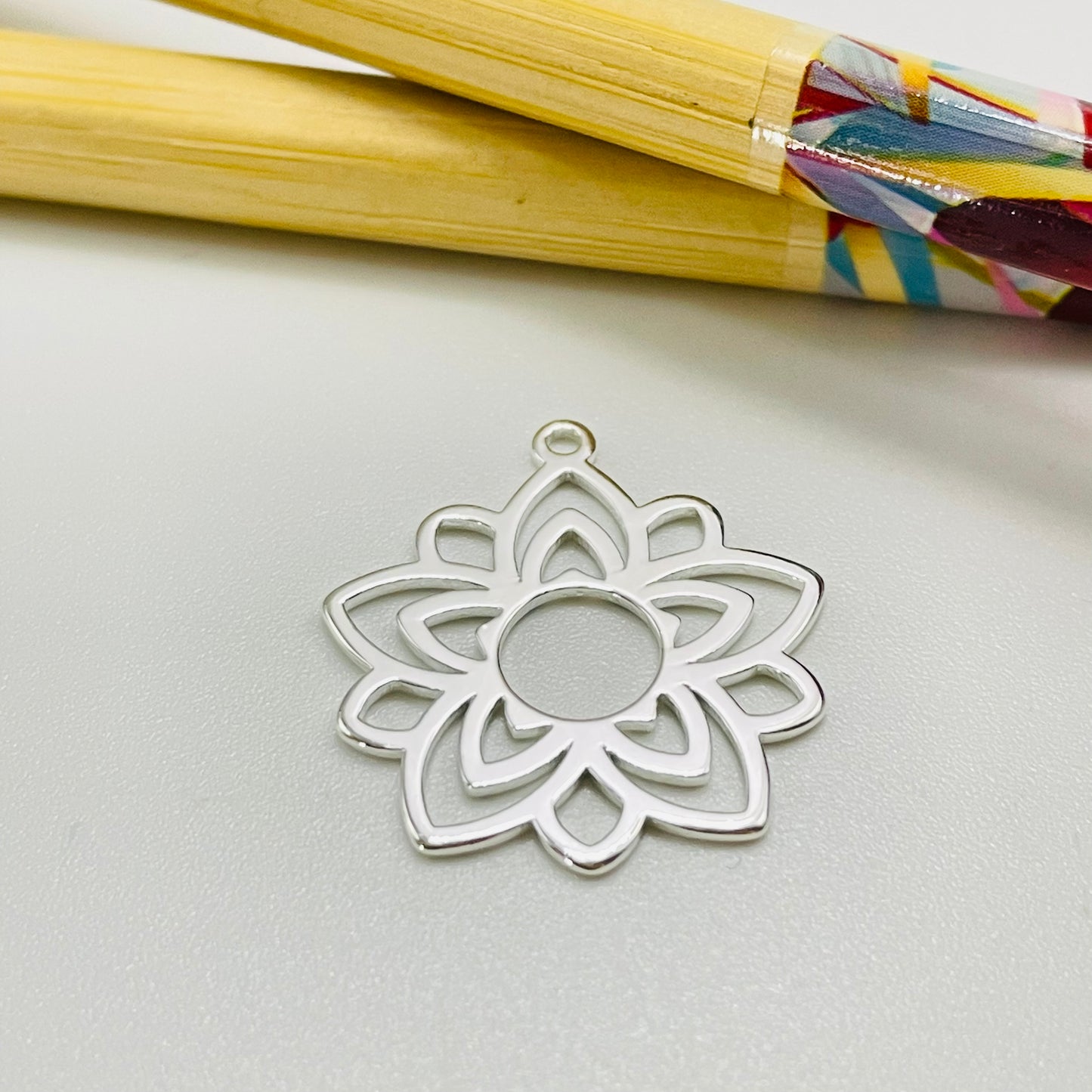 FP1102 Colgante Tipo Mandala Flor Calada diá. 20 mm más argollita espesor 1 mm Figura Baño Plata Figuras Bañadas hecho de Bronce Bañado en Plata 50 ml Joyas Bañadas en Plata