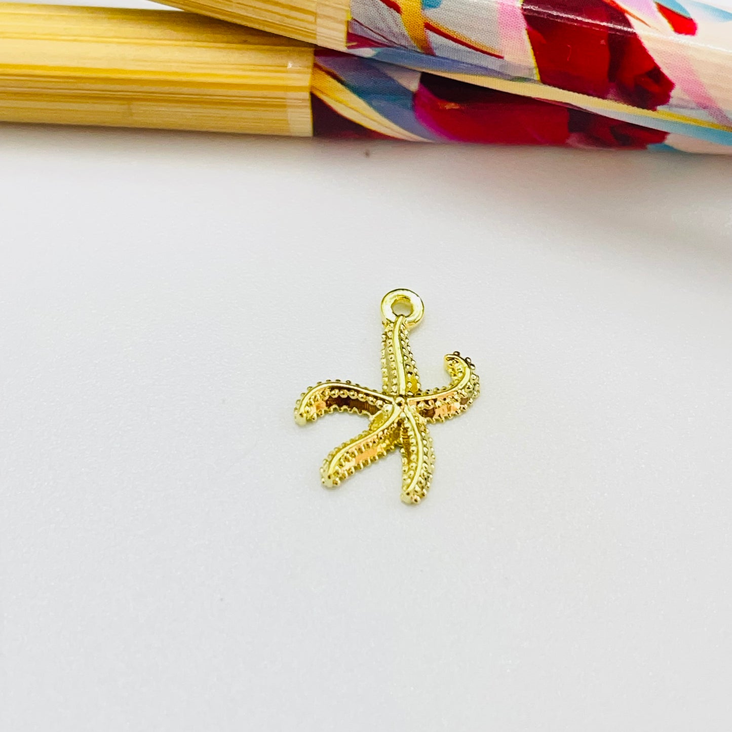 FO1229 Colgante Estrella de Mar Texturada 12 x 12 mm más argollita Espesor 1.8 mm Figura Baño Oro