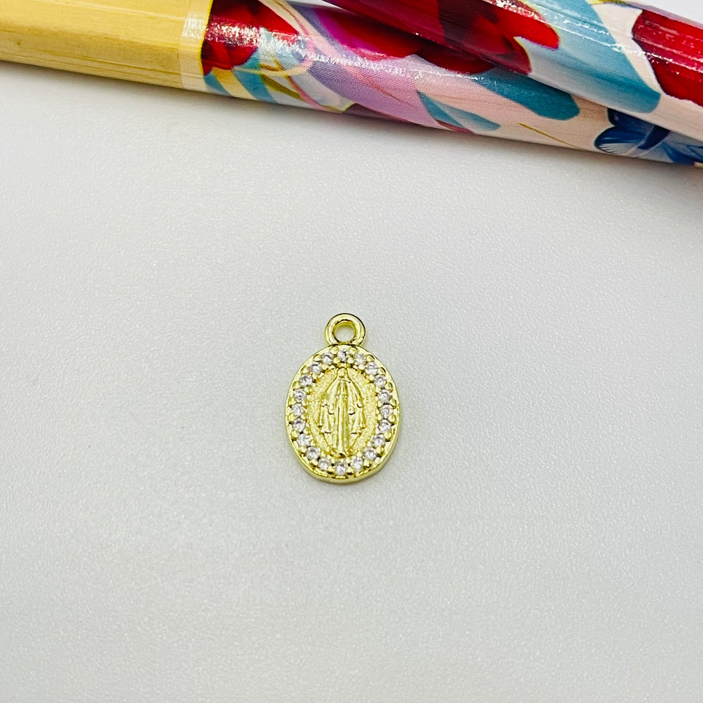 FO367 Virgen Circones 12x8 mm Figura Baño Oro Figuras Bañadas en Oro y Plata hecho de Bronce Bañado en Oro 18K Joyas Bañadas en Oro