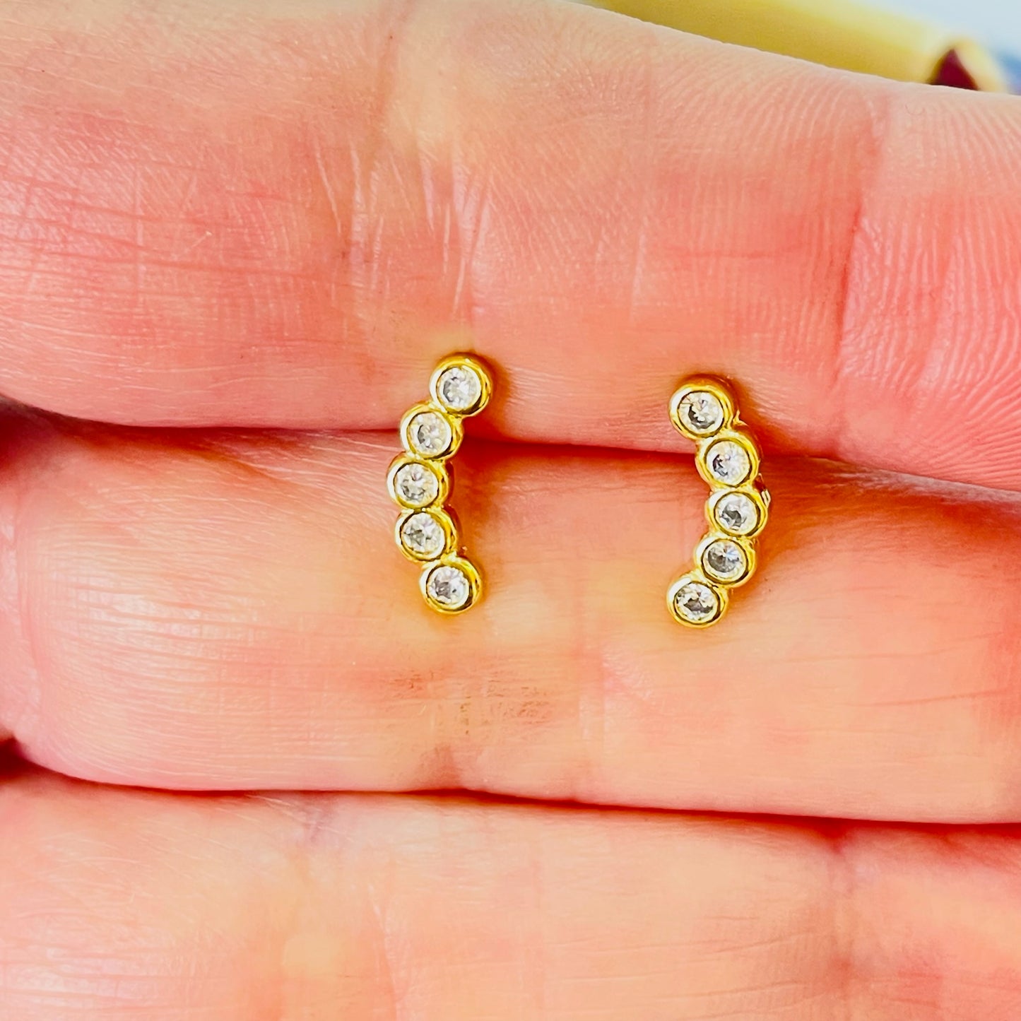 Joyas por Mayor Joyas Bañadas en Oro por Mayor Insumos para Joyas XO541 Aro Palito Semi Curvo fila de 5 mini circones Diá. 3 mm con bisel 11.5 x 3 mm Espesor 2 mm Aro Baño Oro