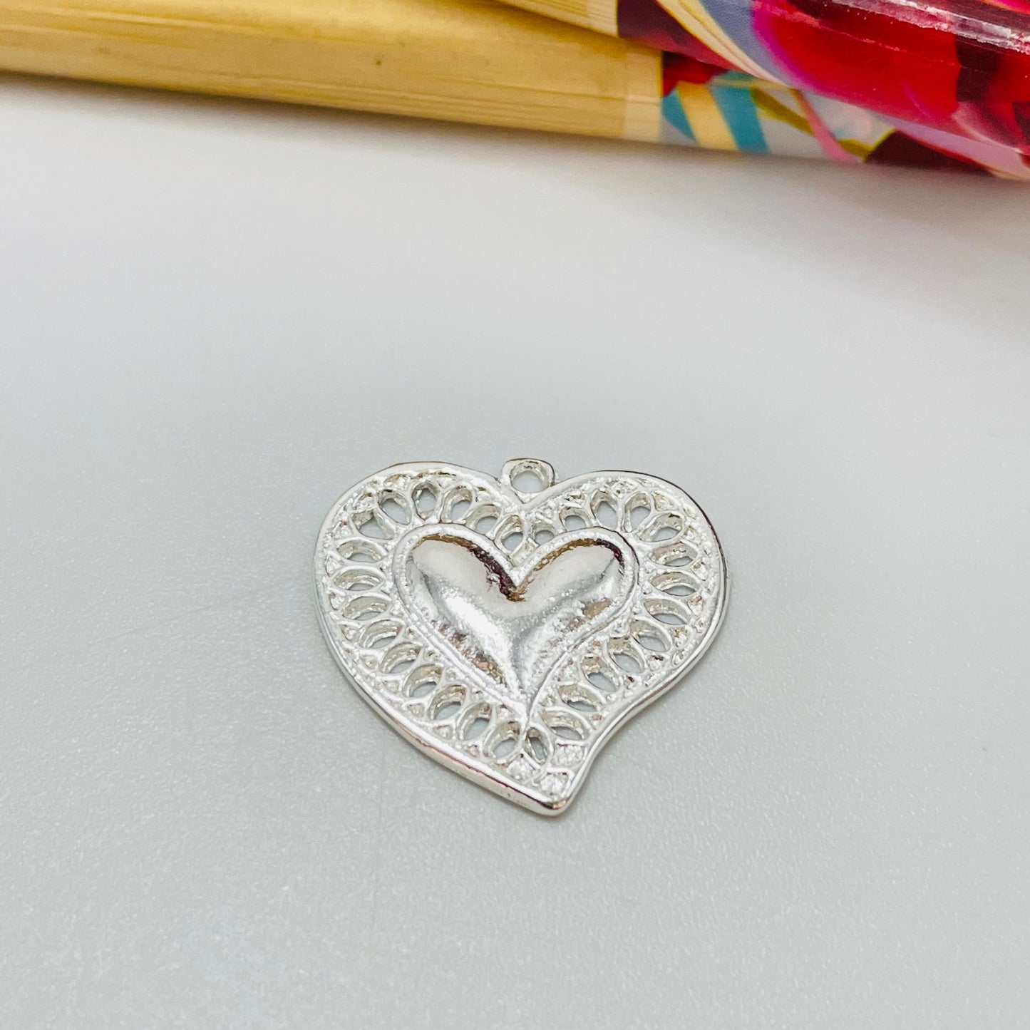 FP1082 Colgante Corazón Borde Calado Liso 18 x 18 mm Espesor 1.2 mm Figura Baño Plata Figuras Bañadas hecho de Bronce Bañado en Plata 50 ml Joyas Bañadas en Plata