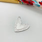 FP1077 Colgante Corazón borde martelado y en el centro corazón en relieve M 20 x 20 mm más argollita Espesor 1.2 mm Figura Baño Plata Figuras Bañadas hecho de Bronce Bañado en Plata 50 ml Joyas Bañadas en Plata