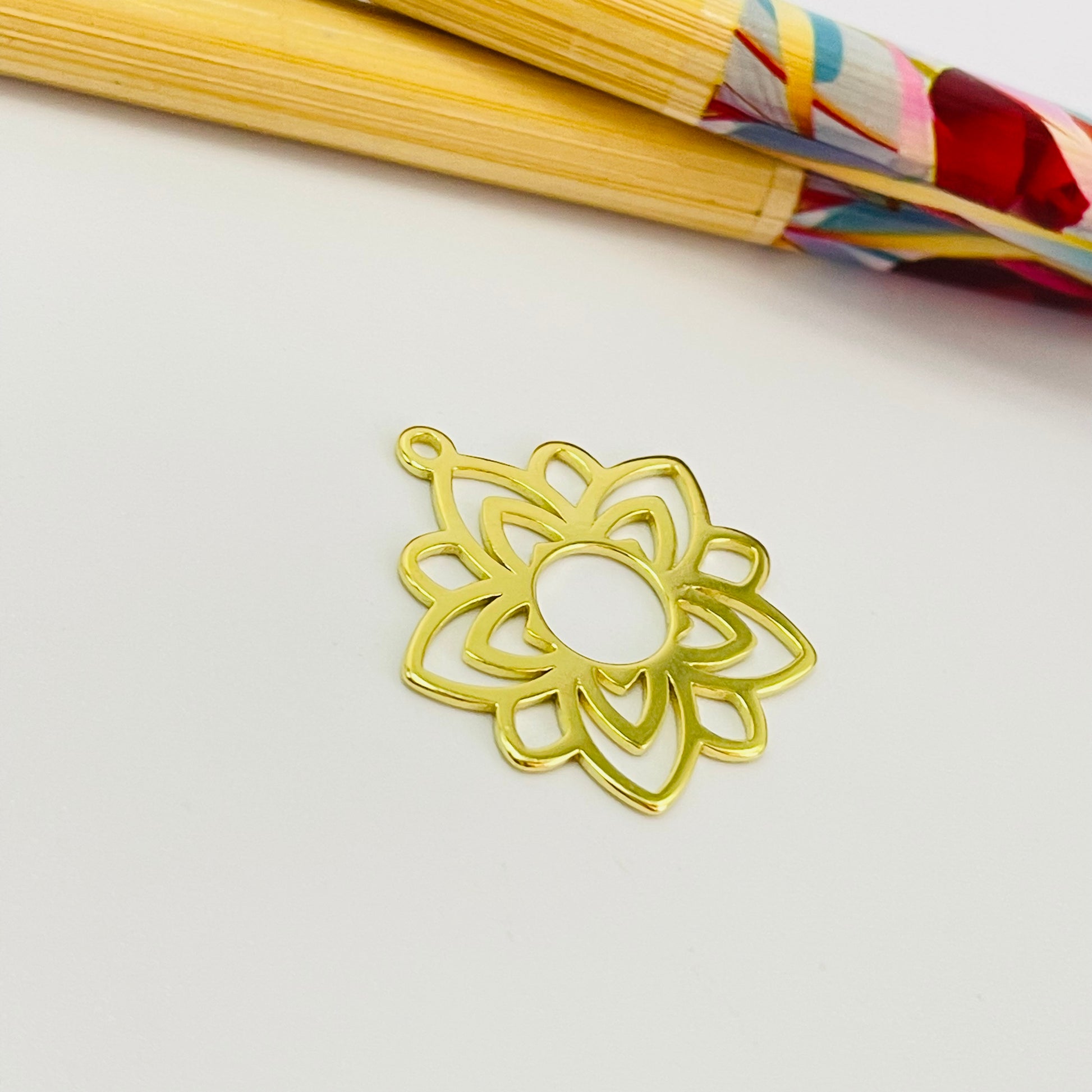 FO1102 Colgante Tipo Mandala Flor Calada diá. 20 mm más argollita espesor 1 mm Figura Baño Oro Figuras Bañadas hecho de Bronce Bañado en Oro 18K Joyas Bañadas en Oro