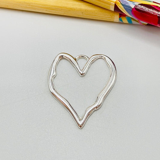 FP1079 Colgante Corazón Calado tipo orgánico 30 x 25 mm Espesor 2 mm Figura Baño Plata Figuras Bañadas hecho de Bronce Bañado en Plata 50 ml Joyas Bañadas en Plata