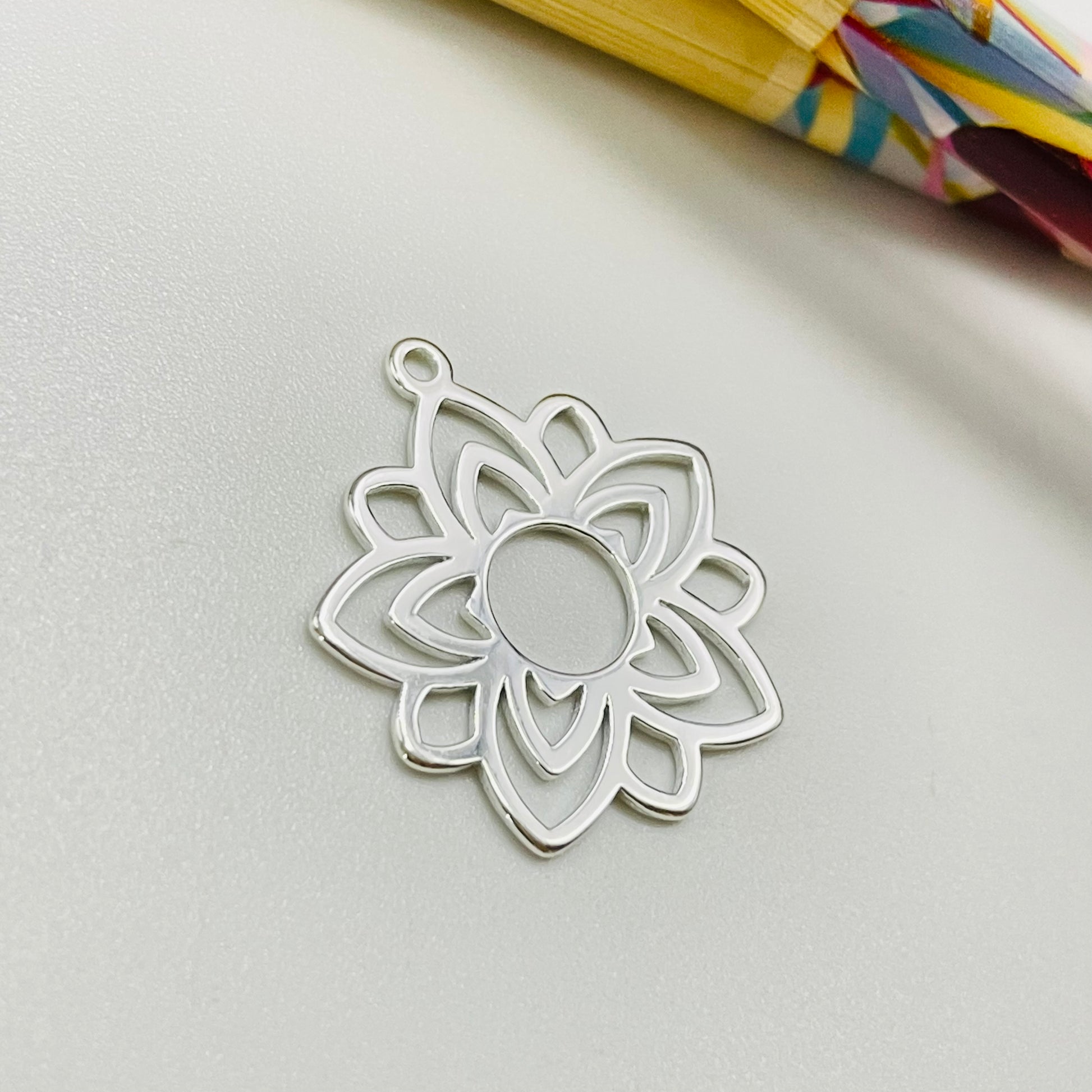 FP1102 Colgante Tipo Mandala Flor Calada diá. 20 mm más argollita espesor 1 mm Figura Baño Plata Figuras Bañadas hecho de Bronce Bañado en Plata 50 ml Joyas Bañadas en Plata