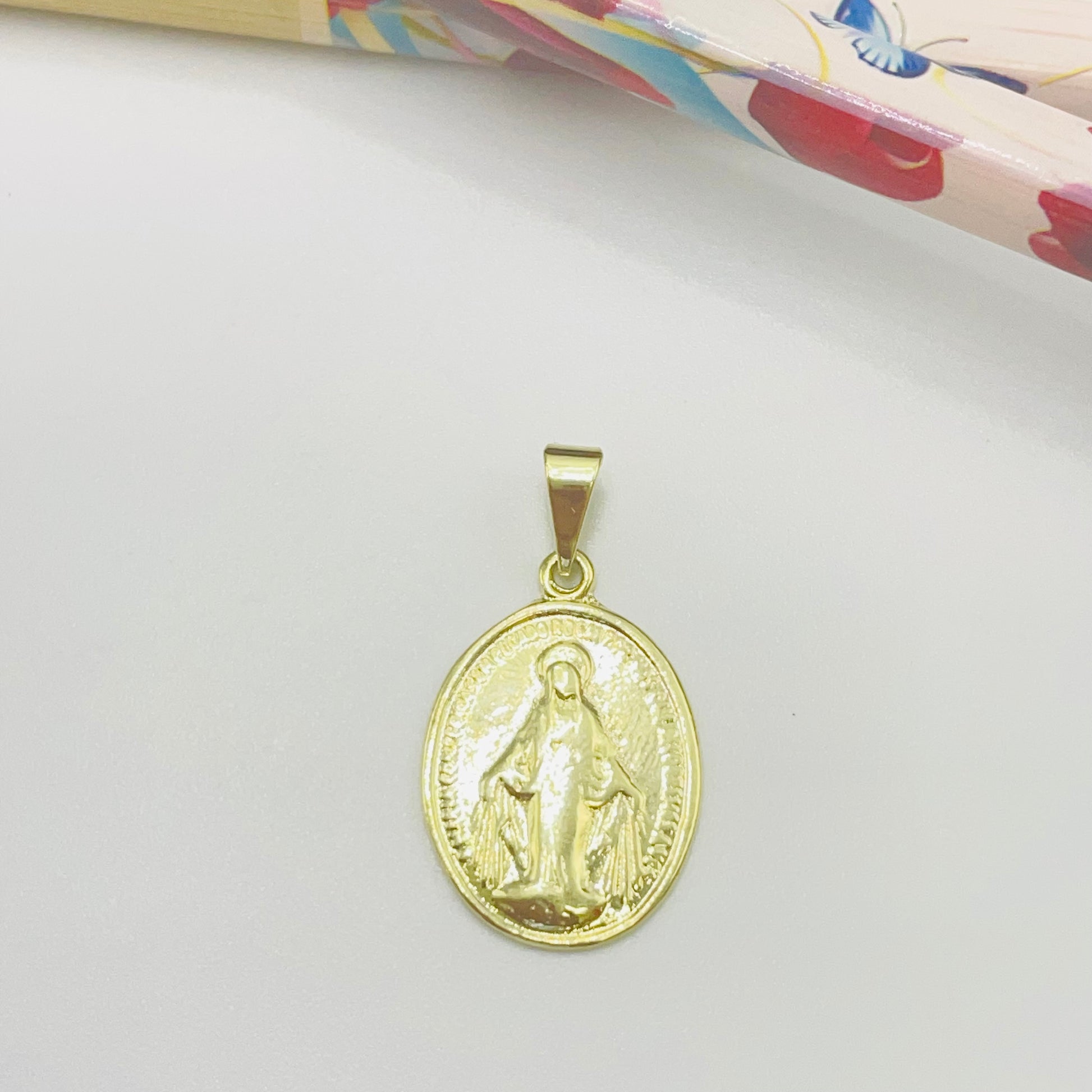 FO965 Colgante Virgen de los Milagros Ovalada 20x15 mm más argollita Figura Baño Oro Figuras Bañadas hecho de Bronce Bañado en Oro 18K Joyas Bañadas en Oro