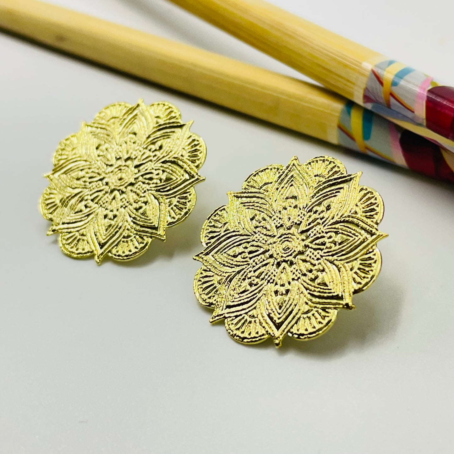 Joyas por Mayor Joyas Bañadas en Oro por Mayor Insumos para Joyas XO460 Aro Redondo Mandala en relieve diá. 25 mm Espesor 0.6 mm Aro Baño Oro