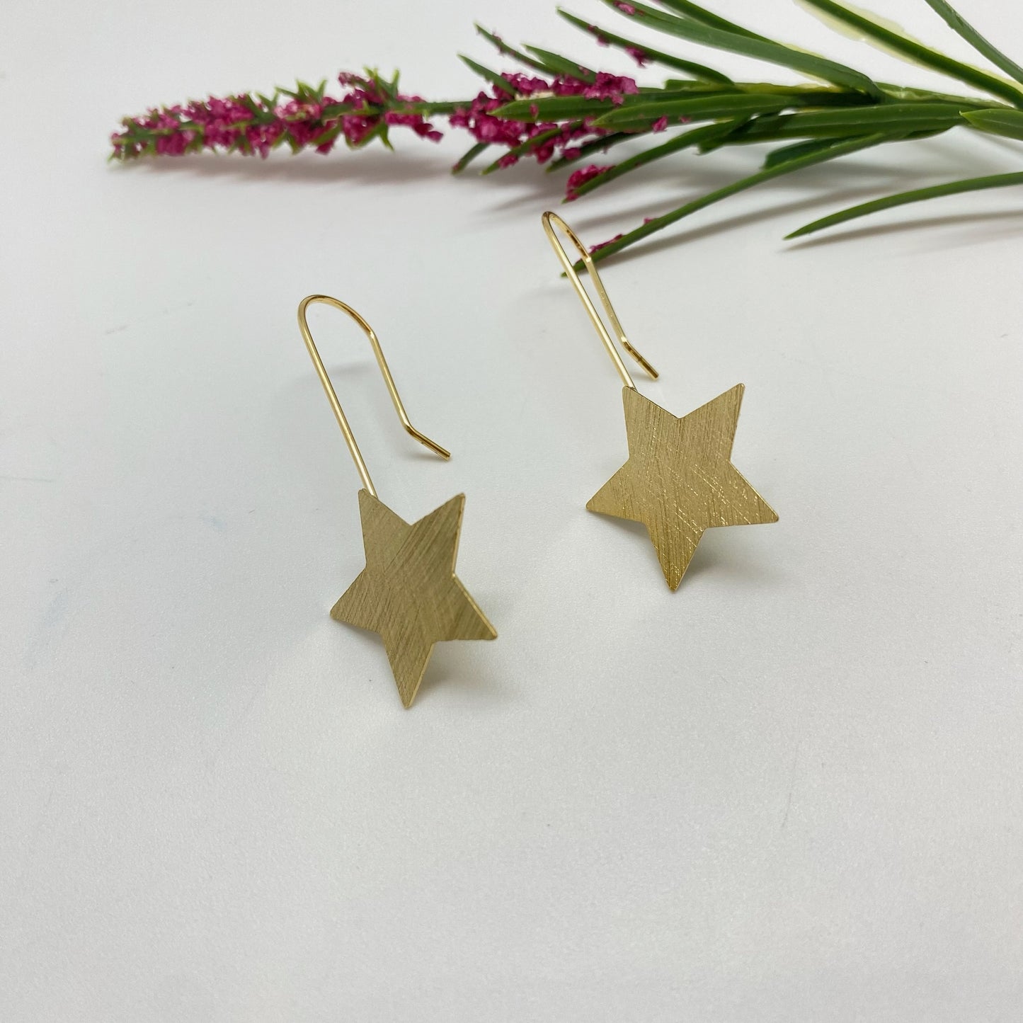 XO436 Aro Colgante Gancho Lijado Estrella 22 mm Largo Total 48 mm Aro Baño Oro Aros Bañados hecho de Bronce Bañado en Oro 18K Joyas Bañadas en Oro