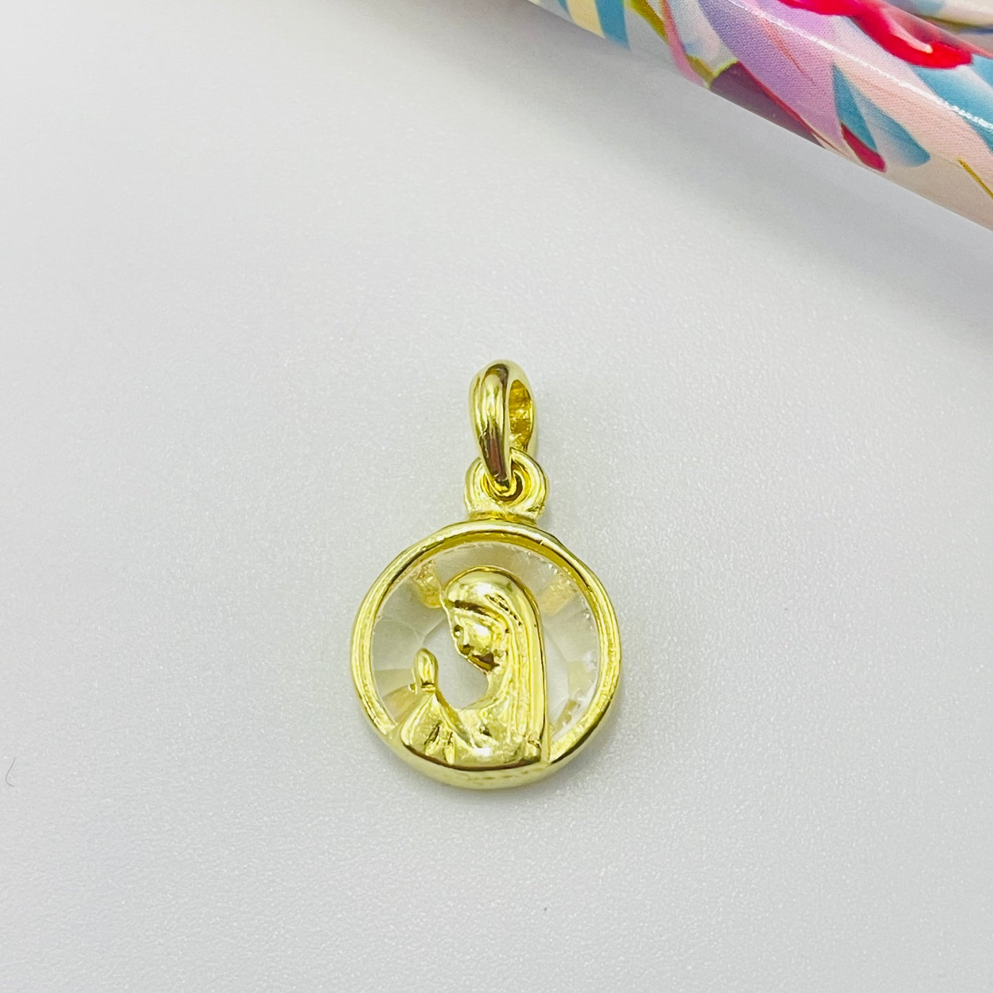 FO1050 Colgante Virgen Niña fondo Cristal diá. 13 mm más argollita más valier Figura Baño Oro