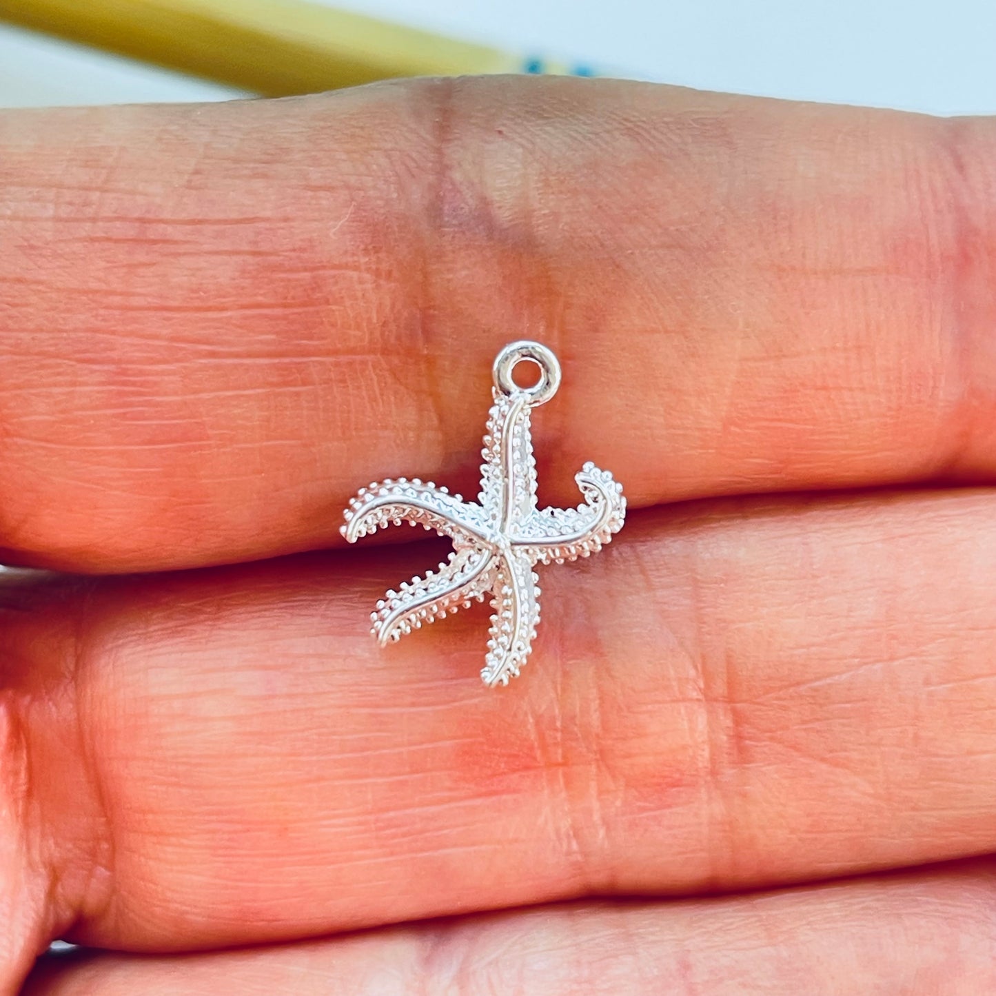 FP1229 Colgante Estrella de Mar Texturada 12 x 12 mm más argollita Espesor 1.8 mm Figura Baño Plata