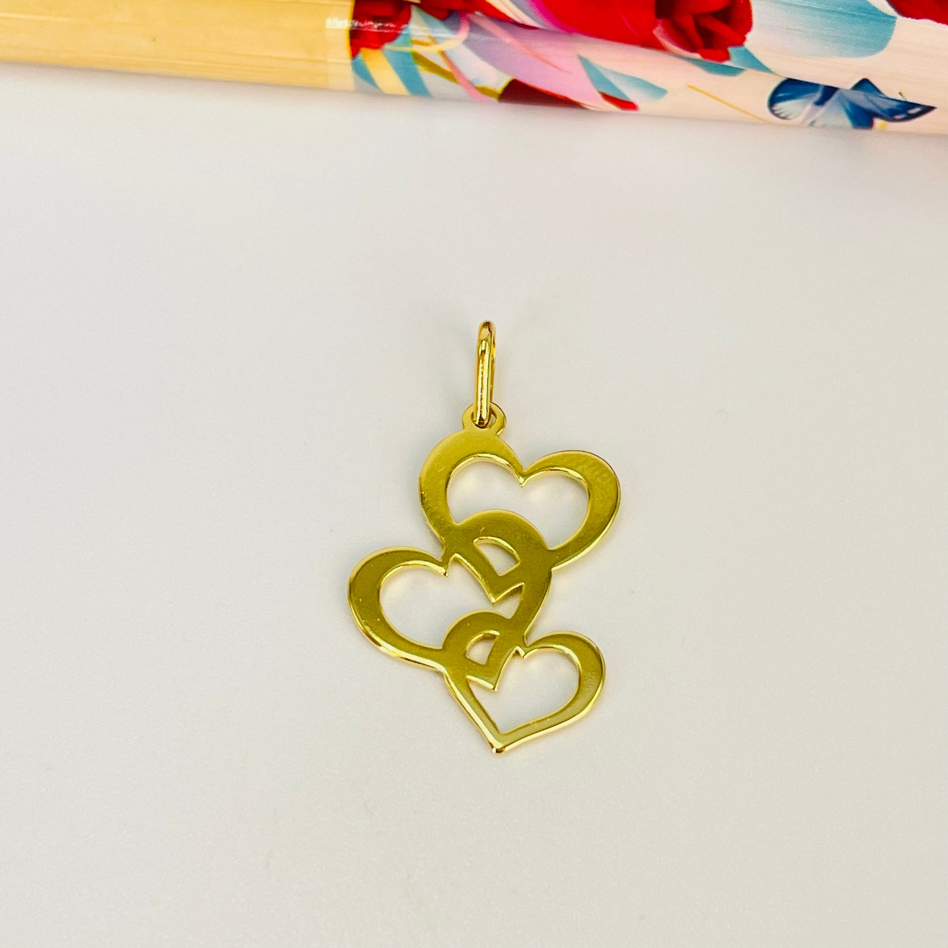 FO1087 Colgante Tres corazones calados M 21 x 18 mm más valier espesor 1 mm Figura Baño Oro Figuras Bañadas hecho de Bronce Bañado en Oro 18K Joyas Bañadas en Oro