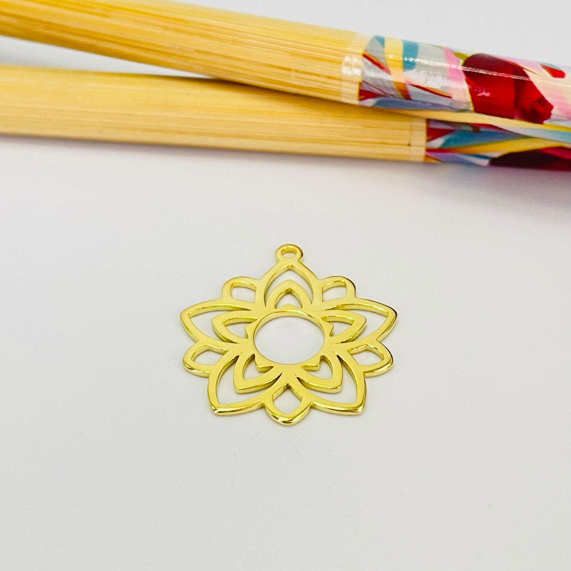 FO1102 Colgante Tipo Mandala Flor Calada diá. 20 mm más argollita espesor 1 mm Figura Baño Oro Figuras Bañadas hecho de Bronce Bañado en Oro 18K Joyas Bañadas en Oro