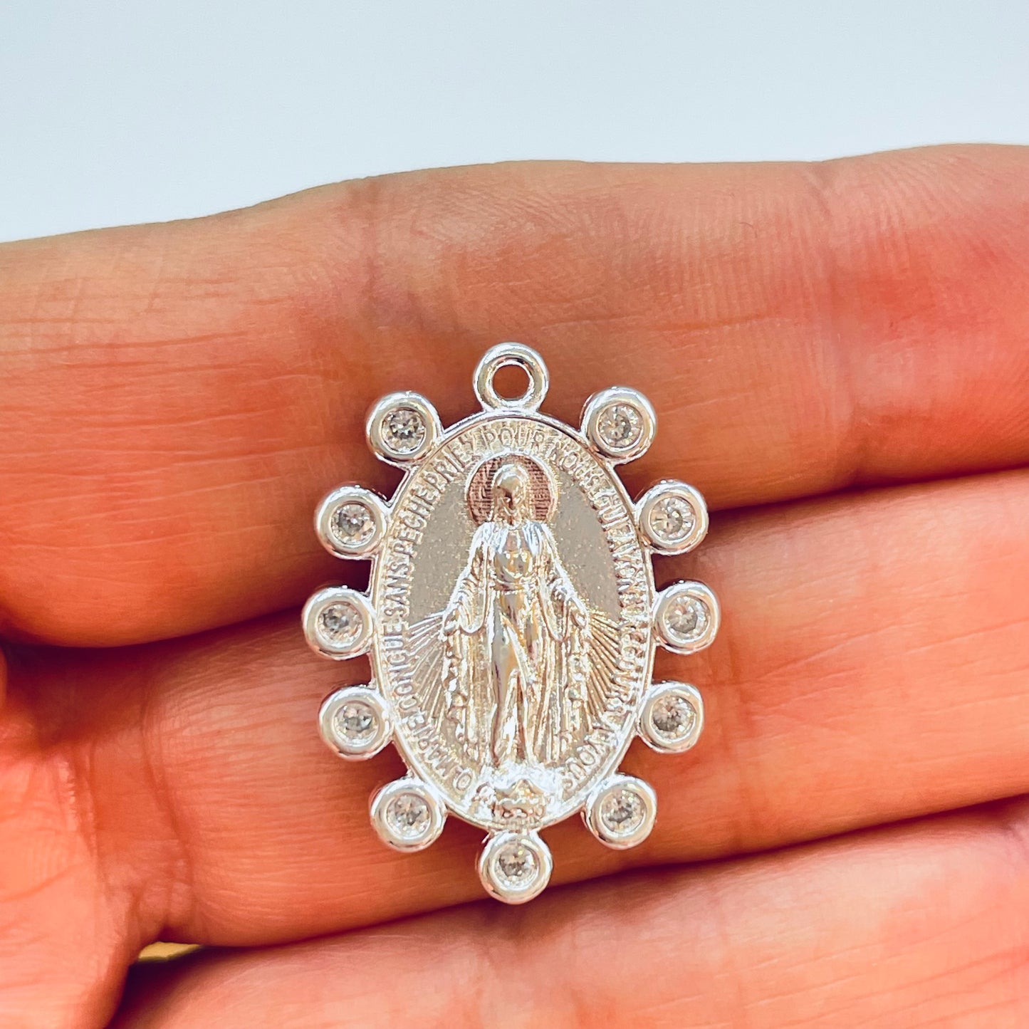 FP1224 Colgante Virgen de los Rayos Ovalada Circones en Borde 25 x 19 mm Espesor 2.1 mm Figura Baño Plata