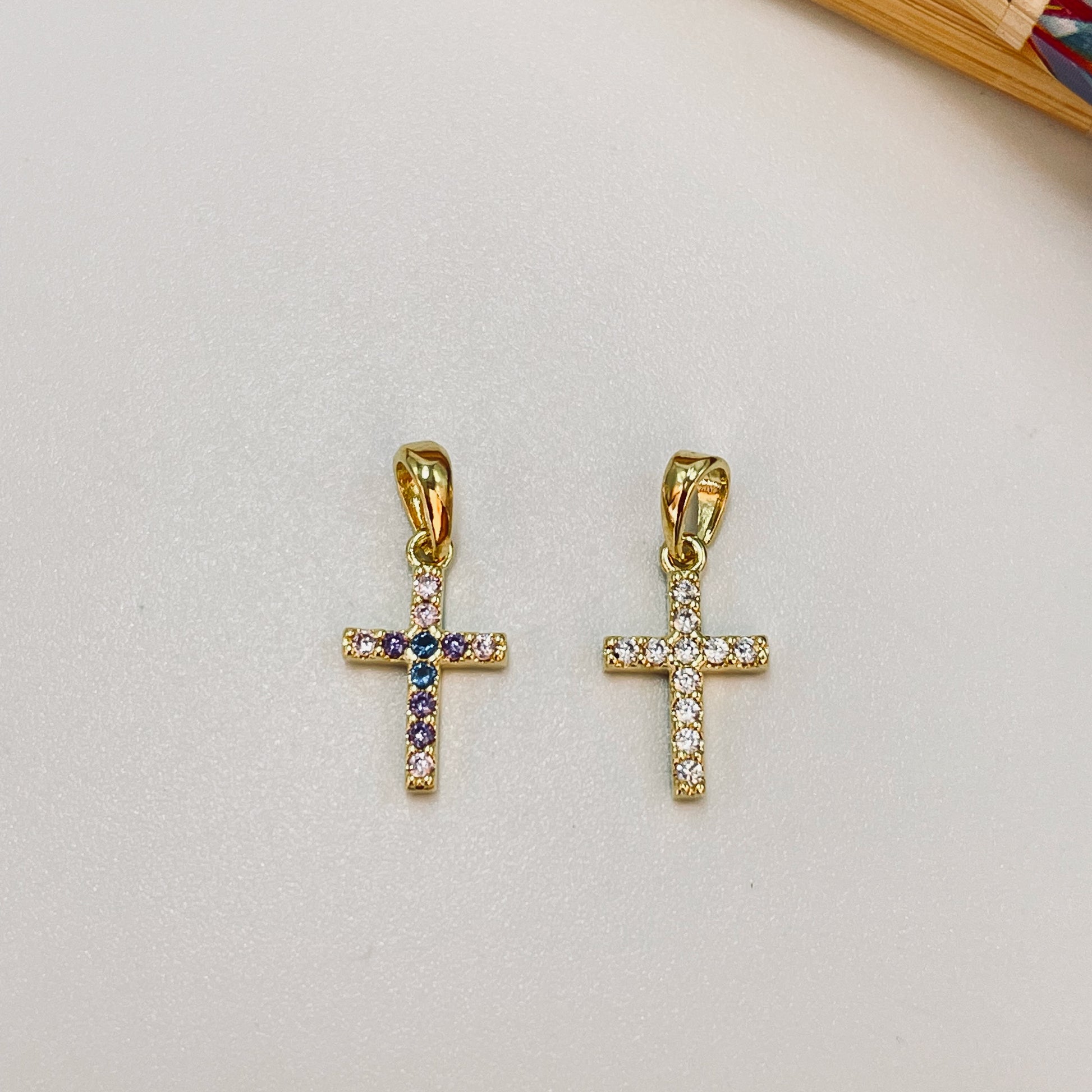 FO1067 Colgante Cruz Circones 11 x 8 mm mas valier Espesor 2 mm Figura Baño Oro Cadenas Bañadas hecho de Bronce Bañado en Oro 18K Joyas Bañadas en Oro