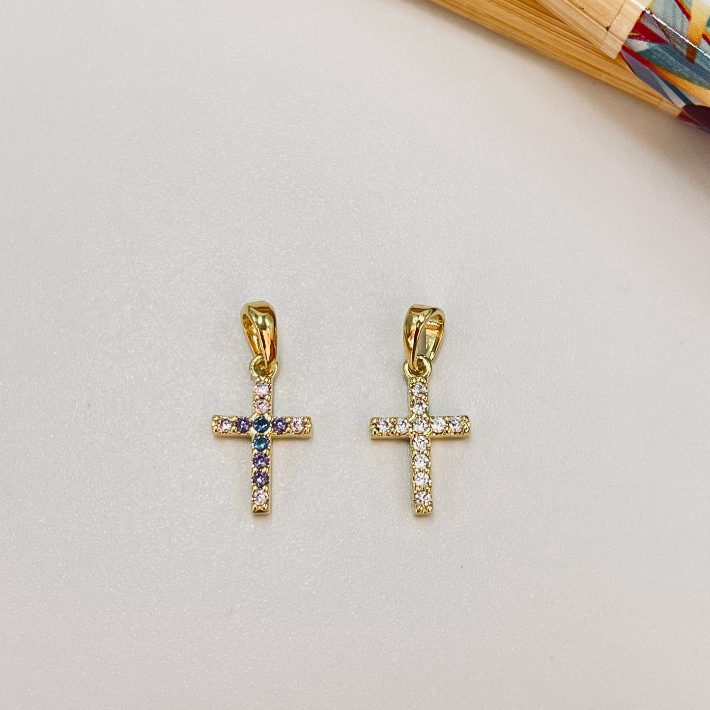 FO1067 Colgante Cruz Circones 11 x 8 mm mas valier Espesor 2 mm Figura Baño Oro Cadenas Bañadas hecho de Bronce Bañado en Oro 18K Joyas Bañadas en Oro