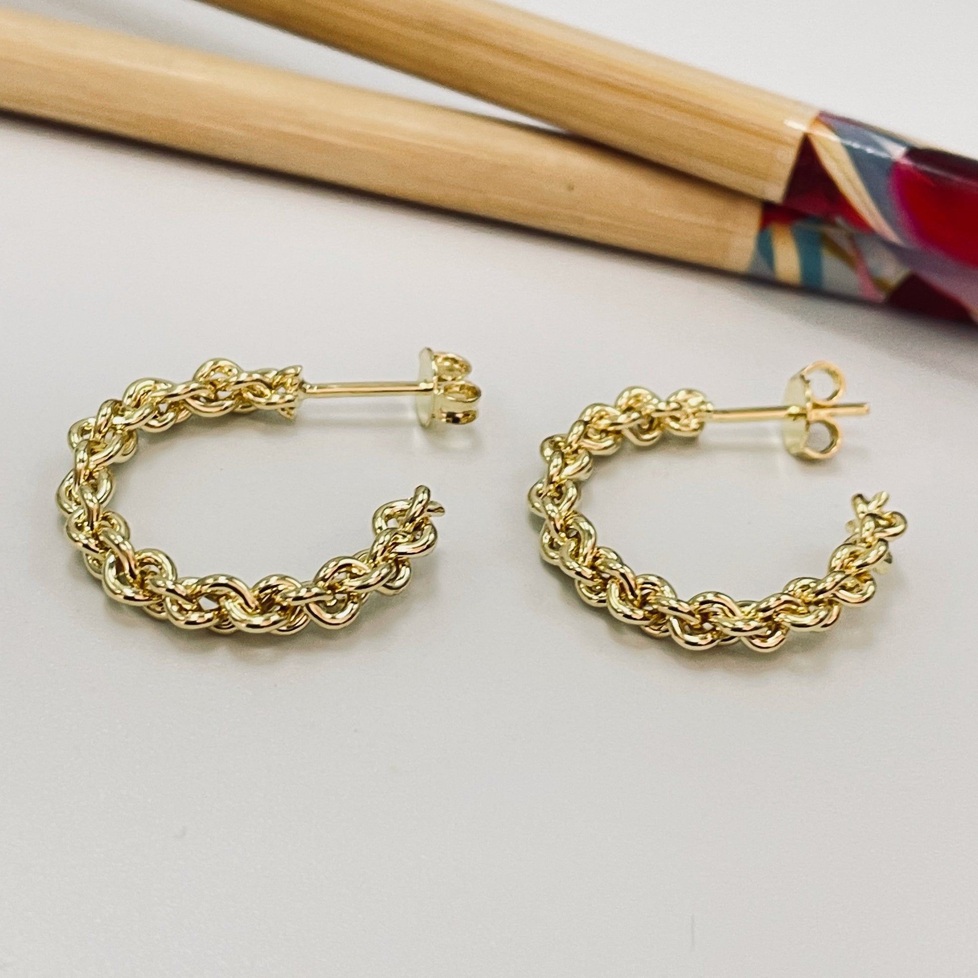 XO377 Aro Argolla 2 entrelazadas 23 x 3 mm Aro Baño Oro Aros Bañados hecho de Bronce Bañado en Oro 18K Joyas Bañadas en Oro