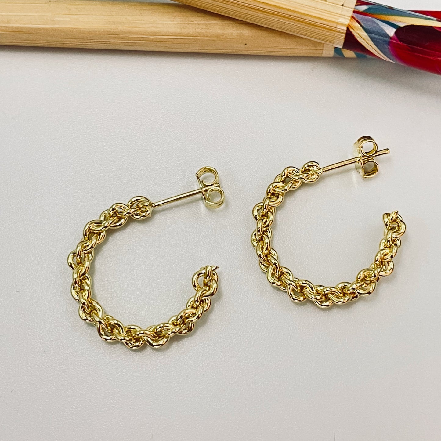 XO377 Aro Argolla 2 entrelazadas 23 x 3 mm Aro Baño Oro Aros Bañados hecho de Bronce Bañado en Oro 18K Joyas Bañadas en Oro