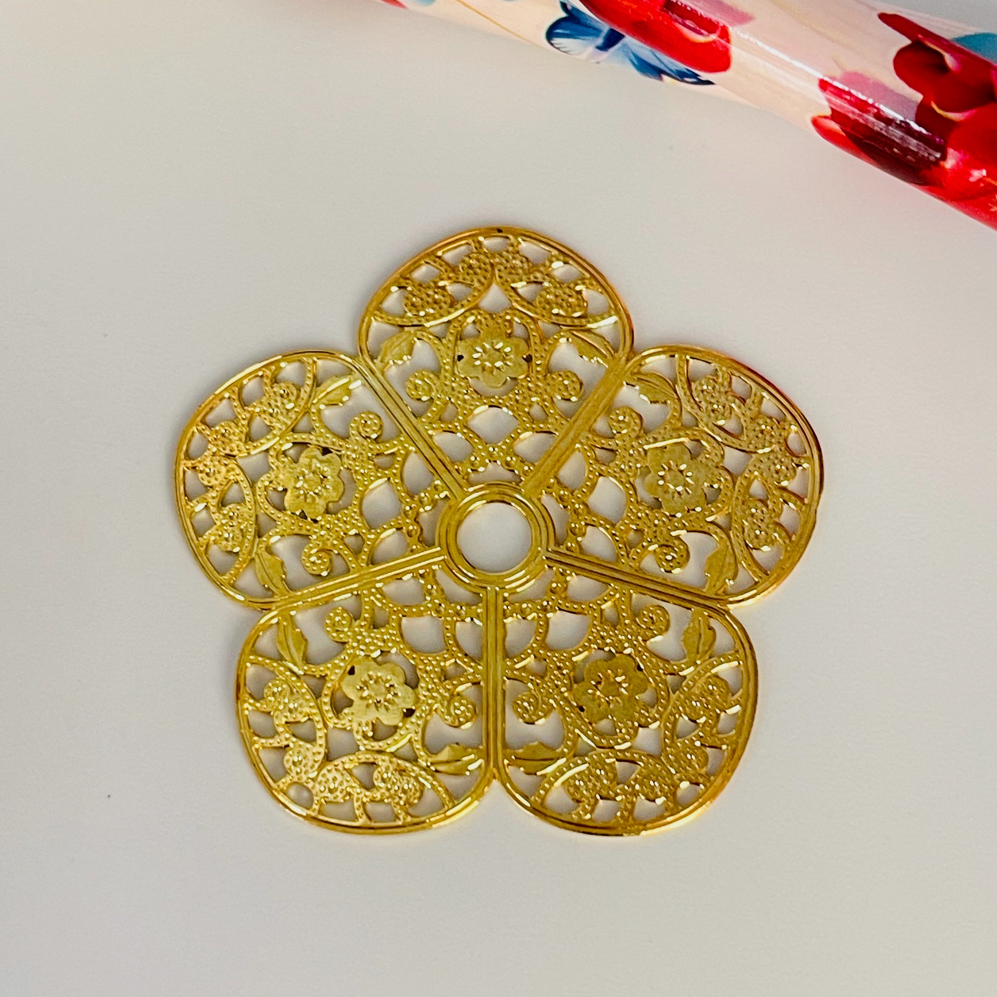 FO129 Mandala Flor 28 mm Figura Baño Oro Figuras Bañadas en Oro y Plata hecho de Bronce Bañado en Oro 18K