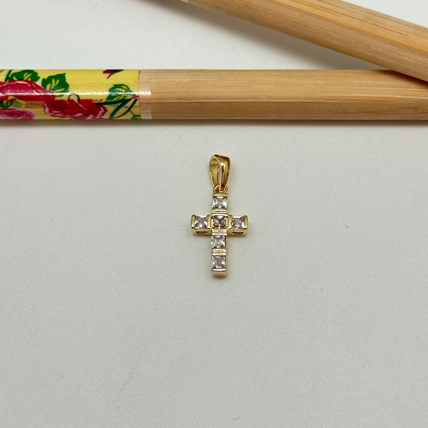 FO1035 Colgante cruz circones princesa 12 x 8 mm mas valier espesor 3 mm Figura Baño Oro