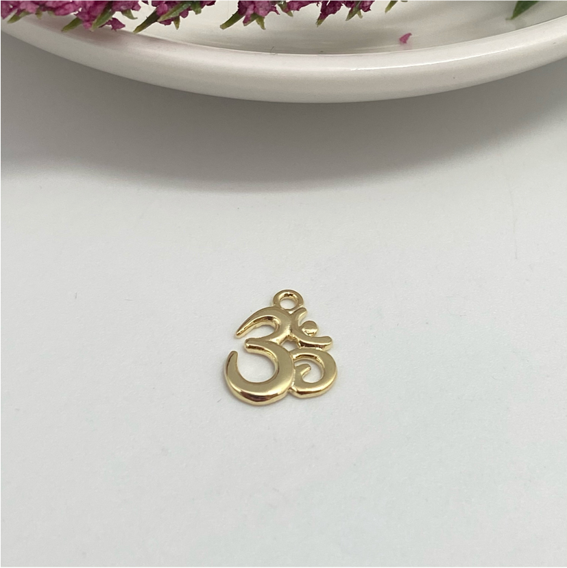 FO614 Om 10 x 10 mm Figura Baño Oro Figuras Bañadas en Oro y Plata hecho de Bronce Bañado en Oro 18K