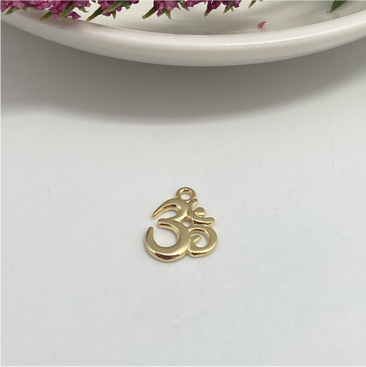 FO614 Om 10 x 10 mm Figura Baño Oro Figuras Bañadas en Oro y Plata hecho de Bronce Bañado en Oro 18K