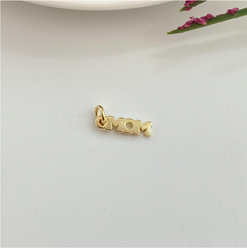 FO975 Colgante MOM 10x3 mm mas argollita Figura Baño Oro Figuras Bañadas hecho de Bronce Bañado en Oro 18K Joyas Bañadas en Oro