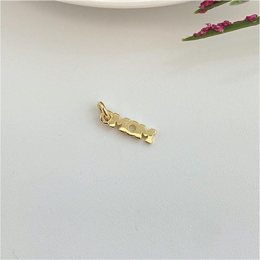 FO975 Colgante MOM 10x3 mm mas argollita Figura Baño Oro Figuras Bañadas hecho de Bronce Bañado en Oro 18K Joyas Bañadas en Oro