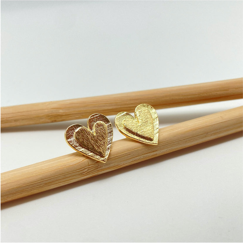 XO251 Aro Corazón con corazón en relieve lijado 13x13 mm Aro Baño Oro Aros Bañados hecho de Bronce Bañado en Oro 18K Joyas Bañadas en Oro