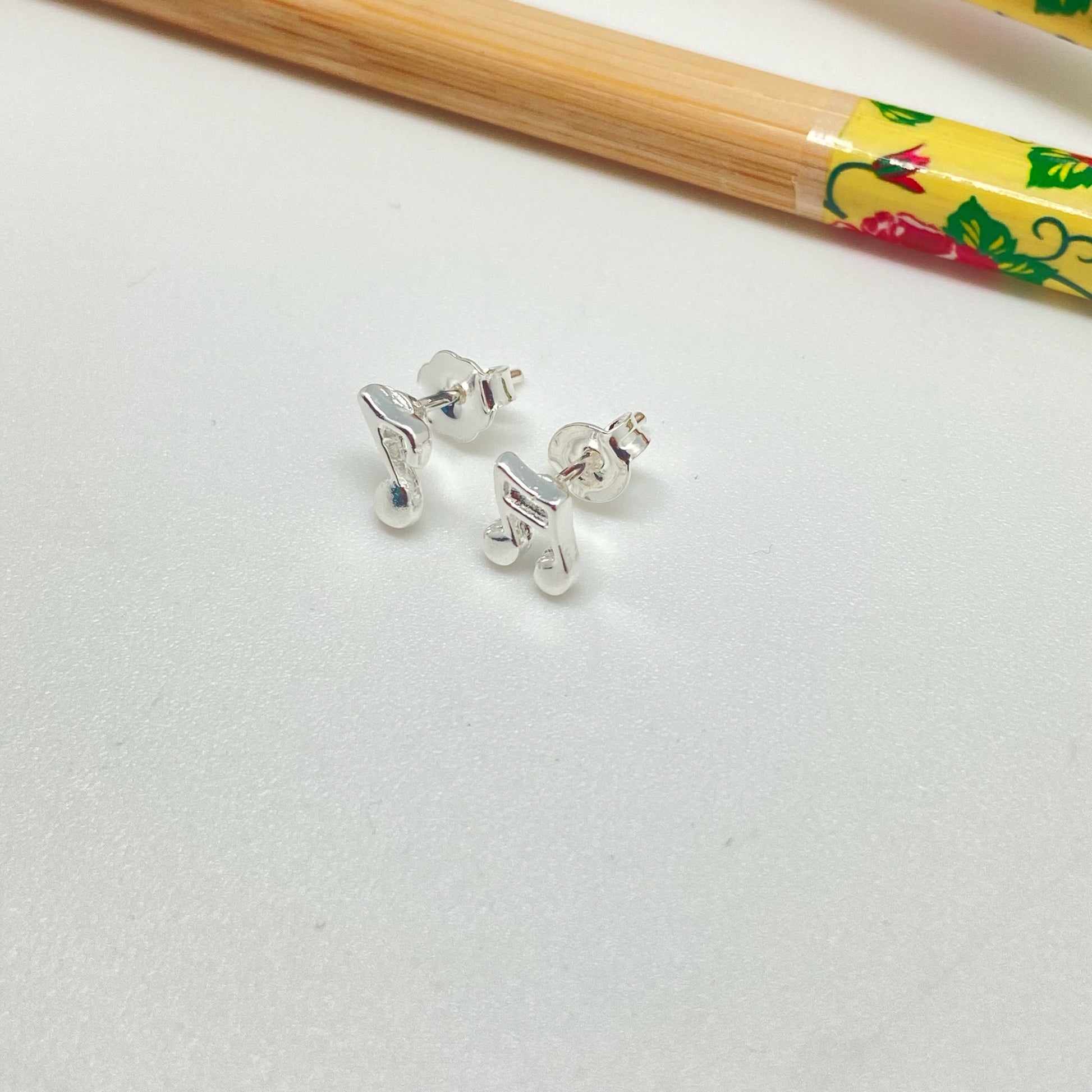 XP233 Aro Mini Notas Musicales 5 mm Aro Baño Plata Aros Bañados hecho de Bronce Bañado en Plata 50 ml Joyas Bañadas en Plata