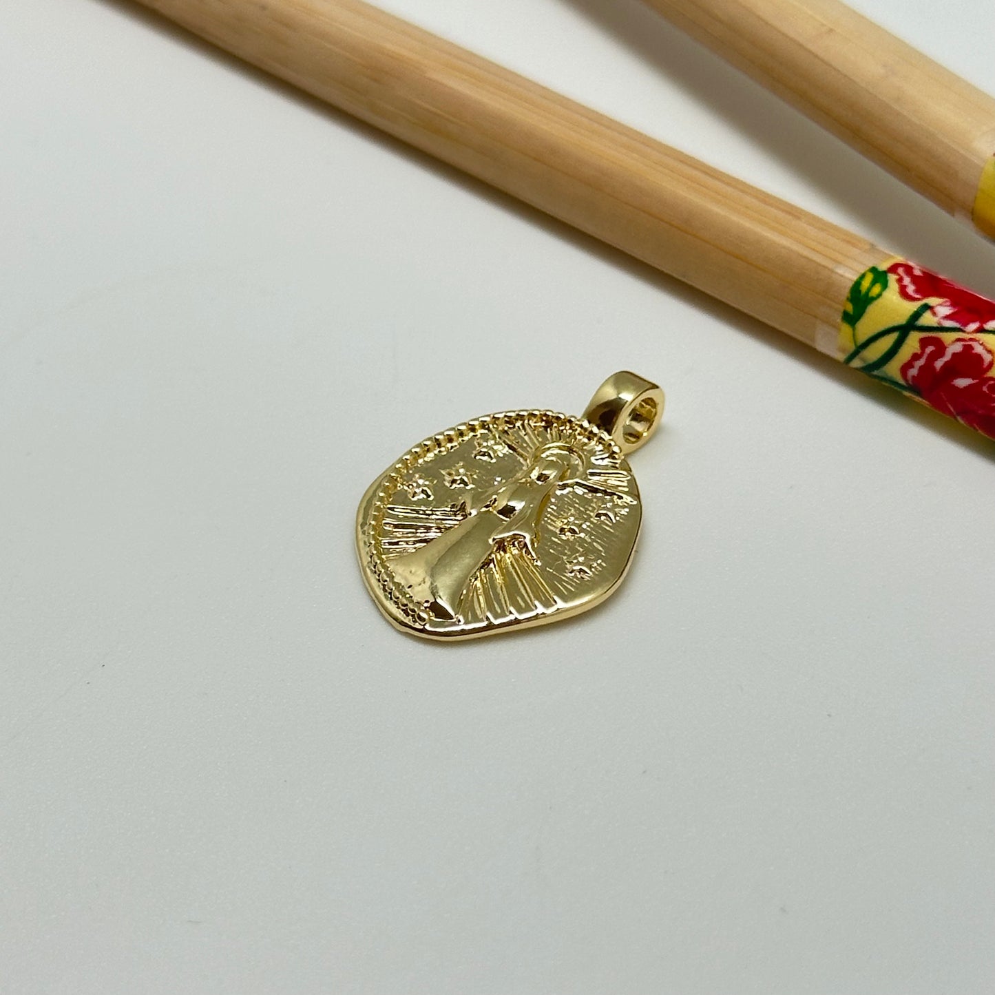 FO1030 Colgante Virgen y Estrellas en relieve borde irregular 18 mm valier para pasar 5 mm Figura Baño Oro