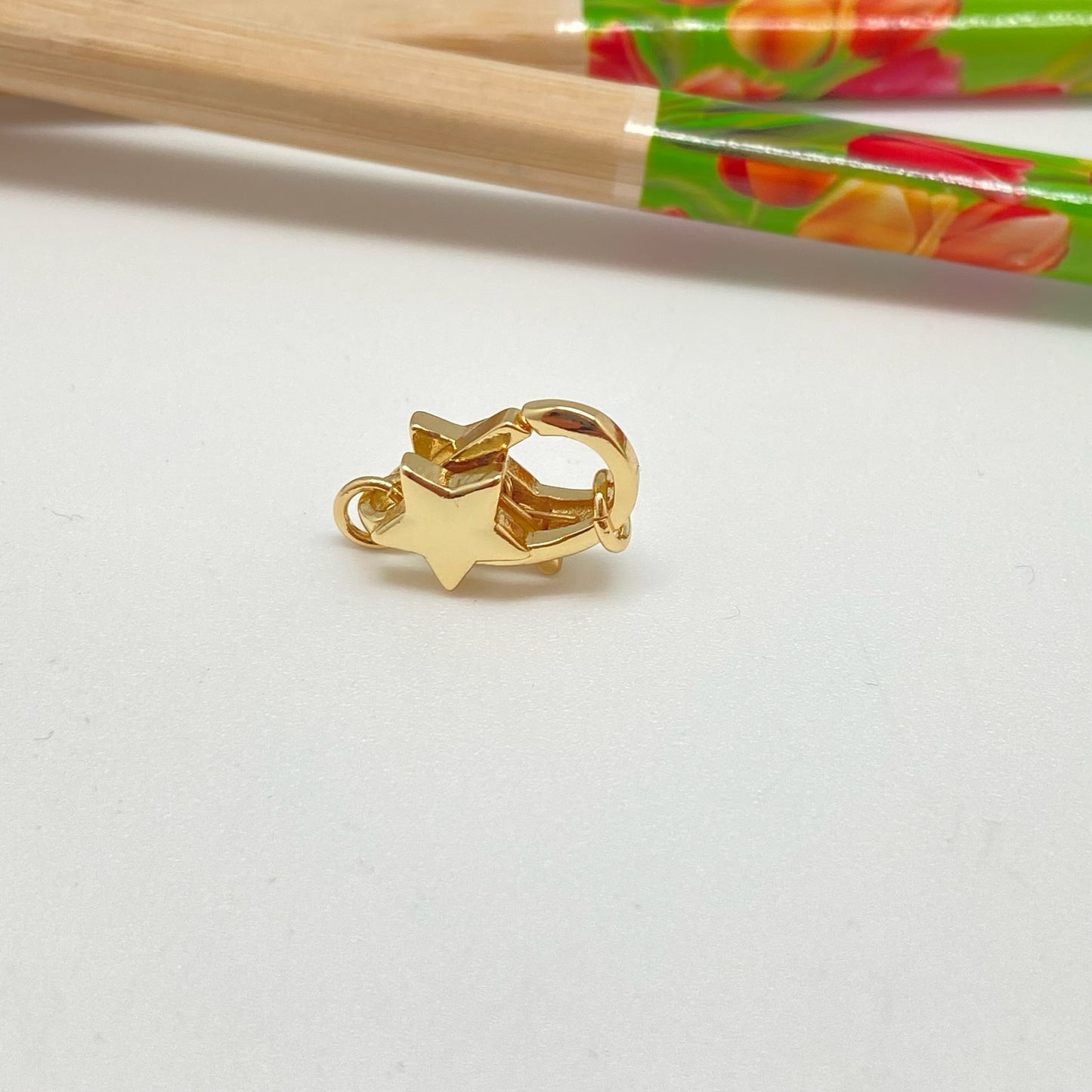 AO113 Mosquetón Estrella 8 x 16 mm Estrella 8 mm espesor 6 mm con 2 argollitas Accesorio Baño Oro Accesorios Bañados hecho de Bronce Bañado en Oro 18K Joyas Bañadas en Oro