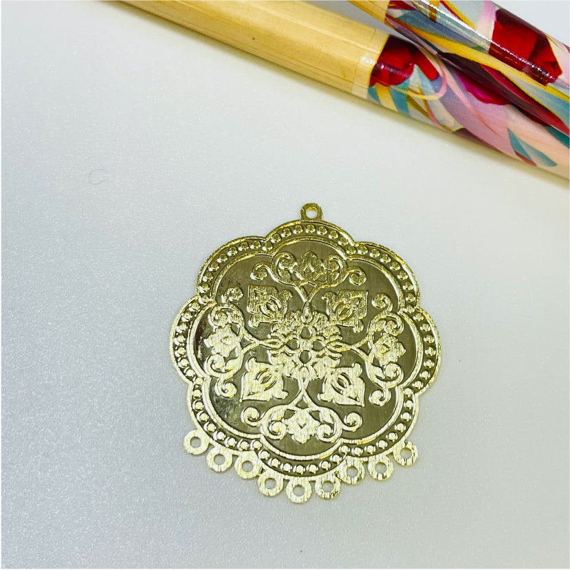 FO1013 Figura mandala redonda irregular estampada en relieve 9 argollitas abajo dia 28 mm mas argollitas Figura Baño Oro Figuras Bañadas hecho de Bronce Bañado en Oro 18K Joyas Bañadas en Oro