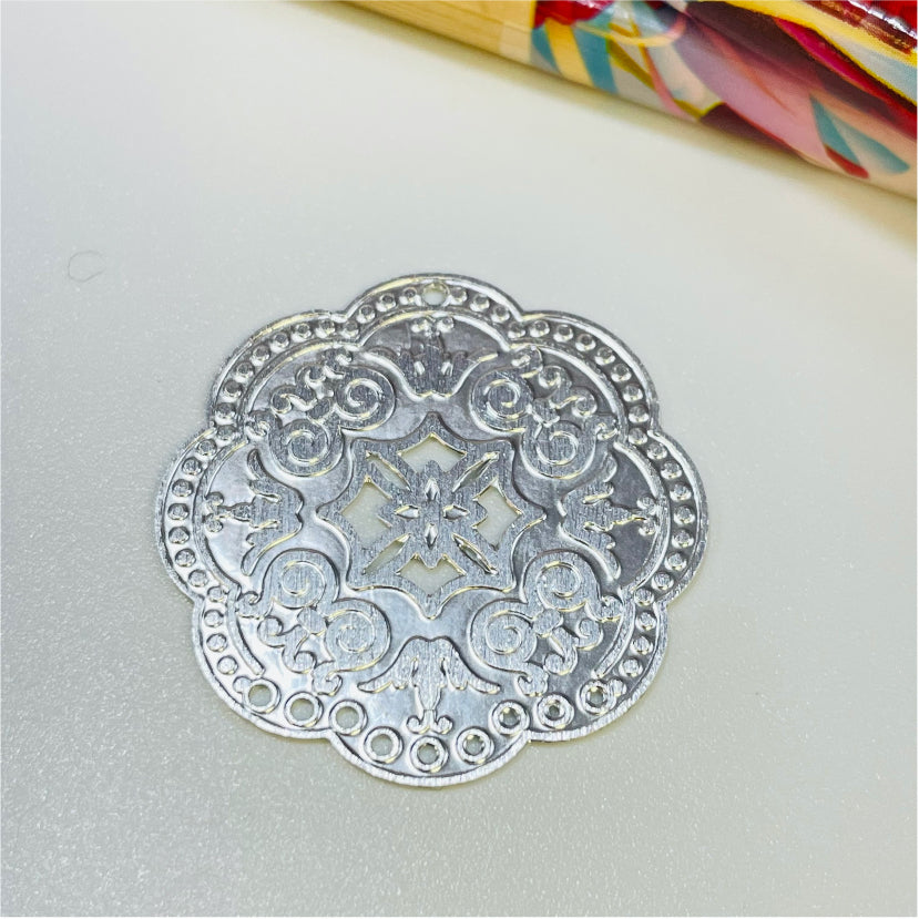 FP1014 Figura mandala redonda irregular estampada en relieve 9 perforaciones dia 28 mm Figura Baño Plata Figuras Bañadas hecho de Bronce Bañado en Plata 50 ml Joyas Bañadas en Plata