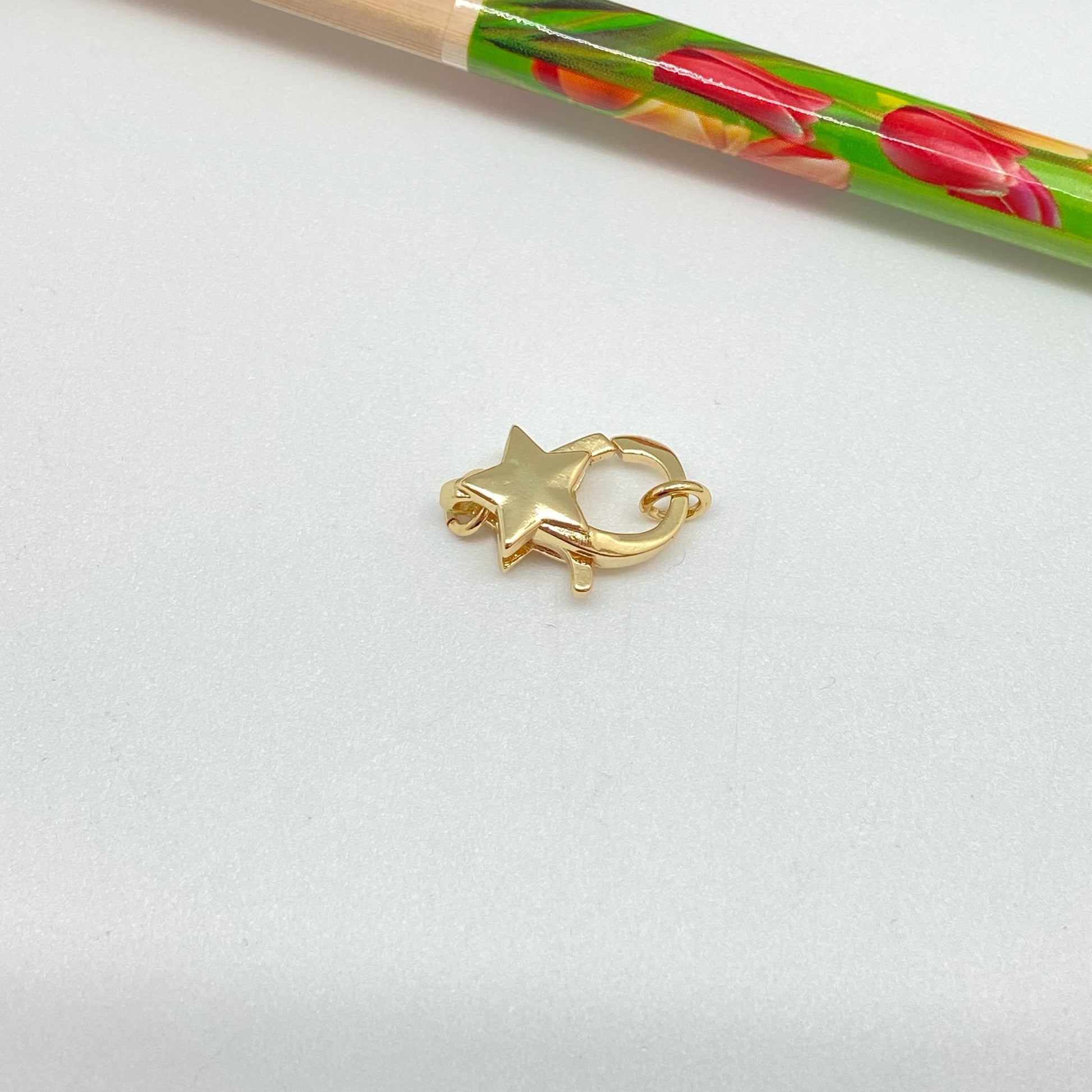 AO113 Mosquetón Estrella 8 x 16 mm Estrella 8 mm espesor 6 mm con 2 argollitas Accesorio Baño Oro Accesorios Bañados hecho de Bronce Bañado en Oro 18K Joyas Bañadas en Oro