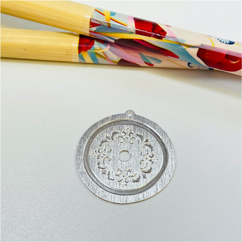 FP1015 Figura mandala redonda estampada perforación central 25 mm Figura Baño Plata Figuras Bañadas hecho de Bronce Bañado en Plata 50 ml Joyas Bañadas en Plata