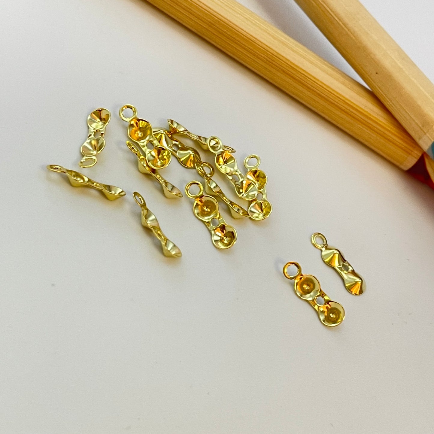 AO121 Terminal Tapa Nudo dia. 2.5 mm mas argollita 1 perforación de 1 mm Accesorio Baño Oro Accesorios Bañados hecho de Bronce Bañado en Oro 18K Joyas Bañadas en Oro